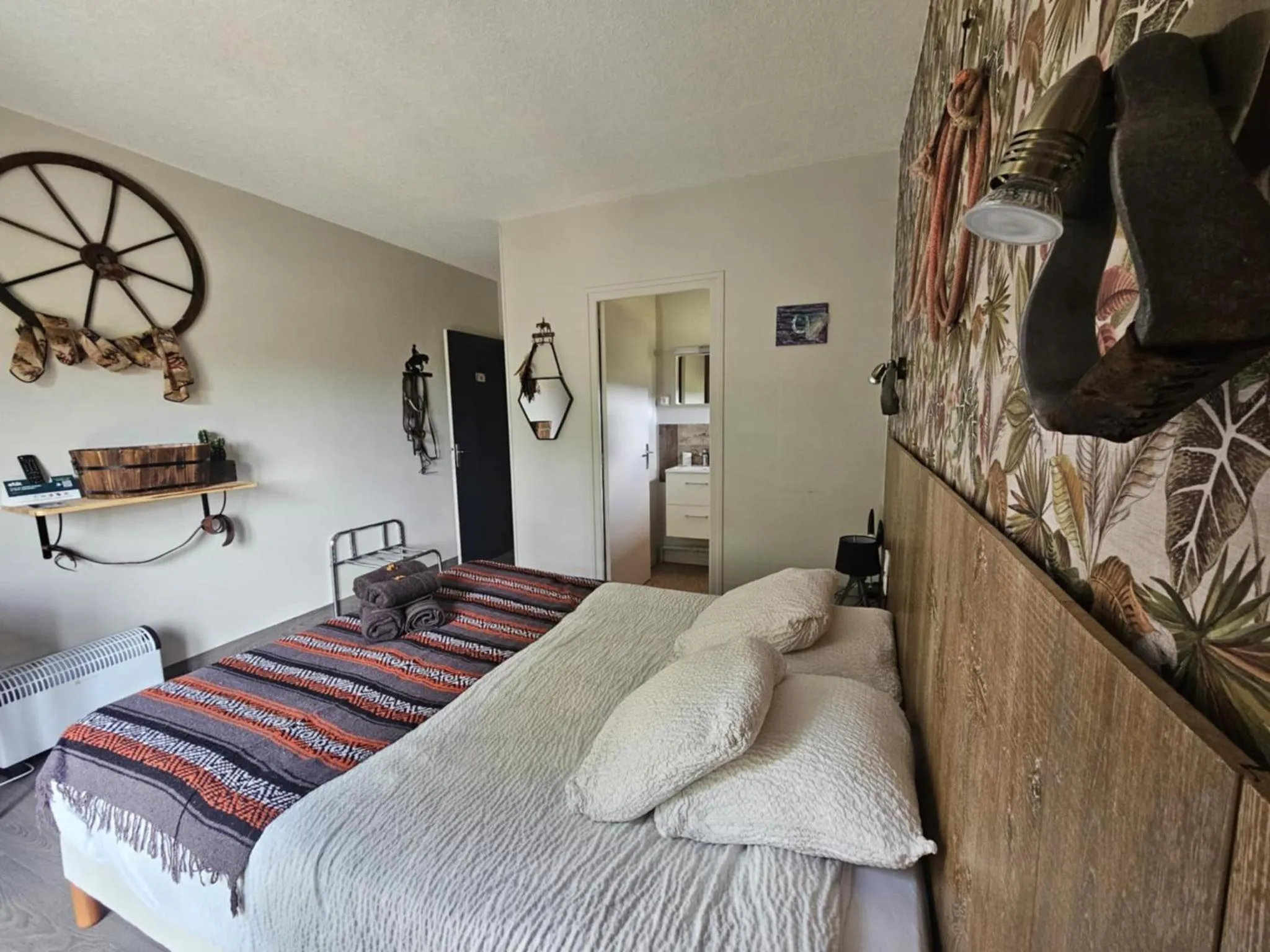 Bed in Logis Hôtel Restaurant L'Escapade