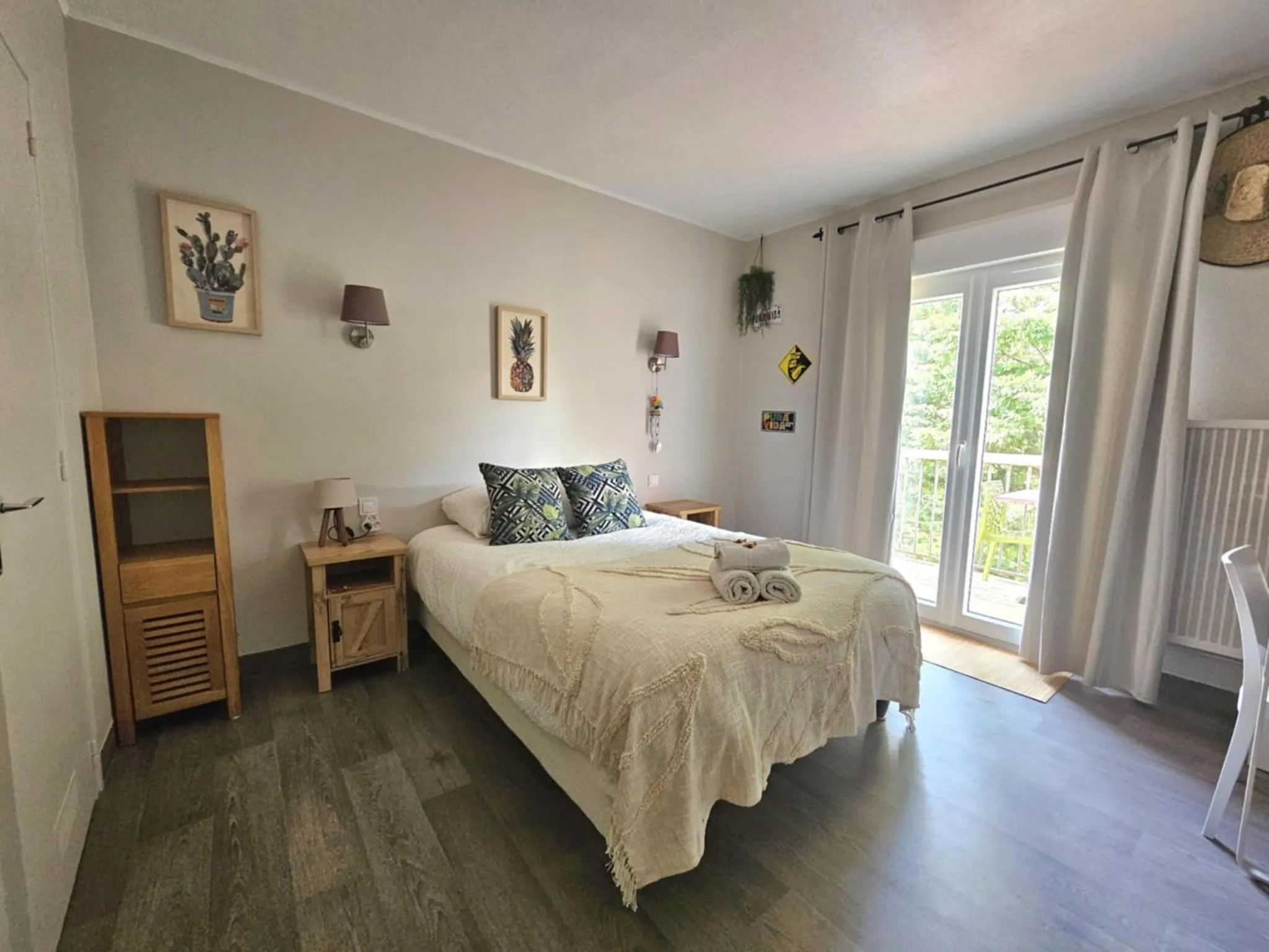 Bed in Logis Hôtel Restaurant L'Escapade