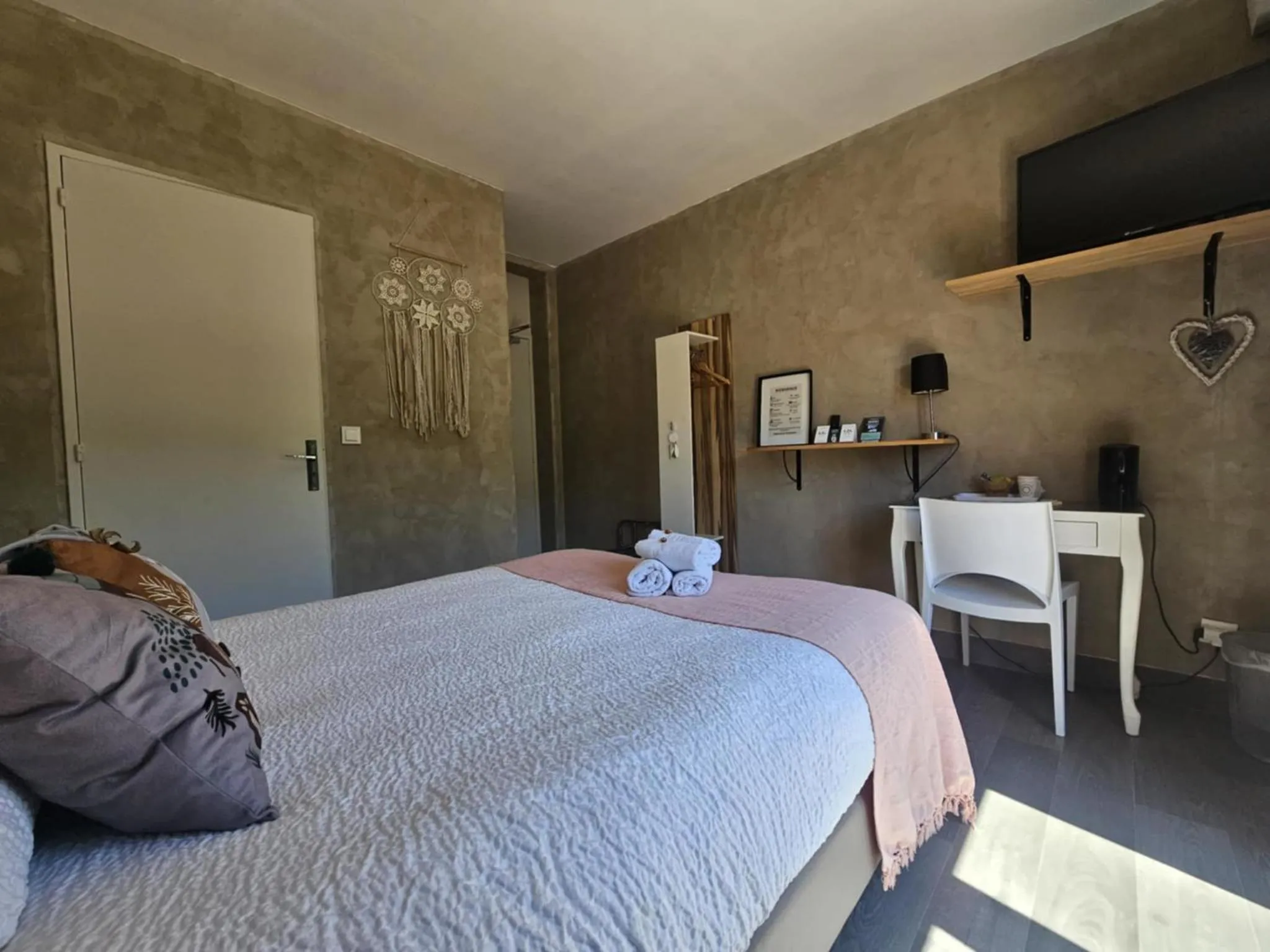 Bed in Logis Hôtel Restaurant L'Escapade