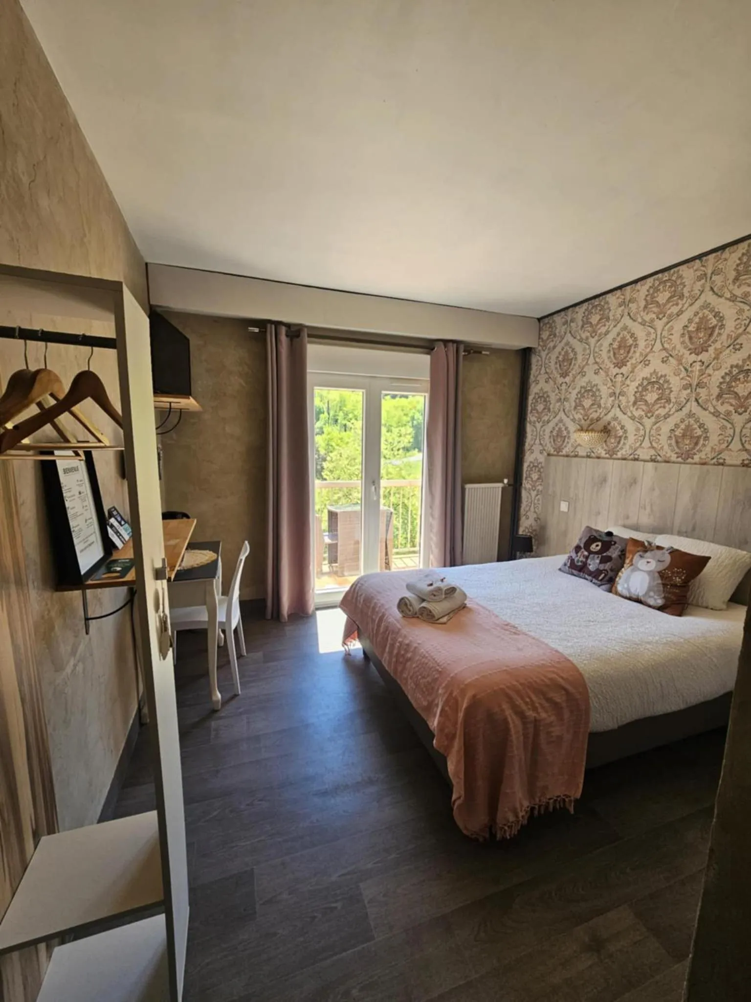 Bed in Logis Hôtel Restaurant L'Escapade