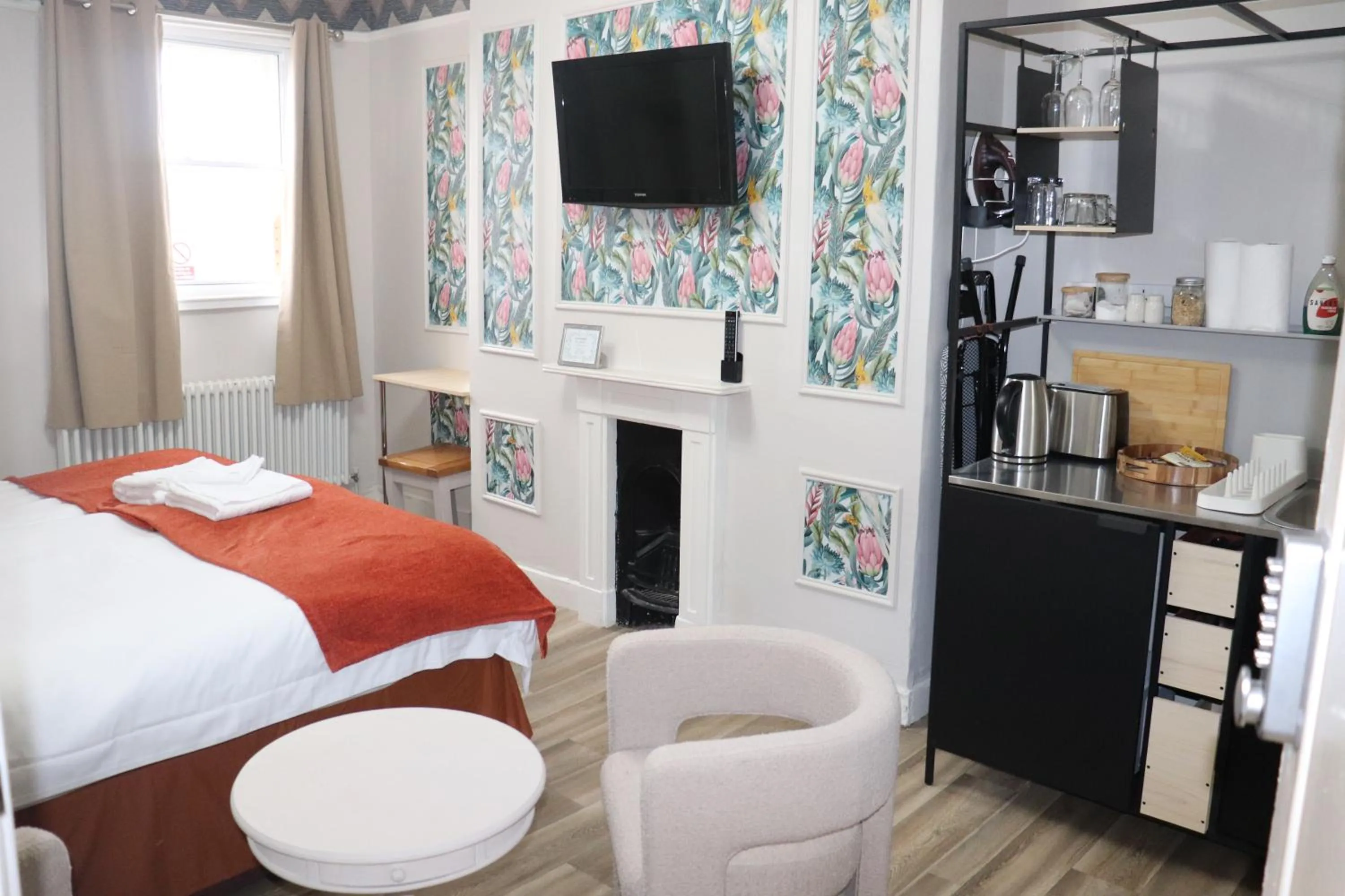 Kitchen or kitchenette, Bed in Rooms on The Prom