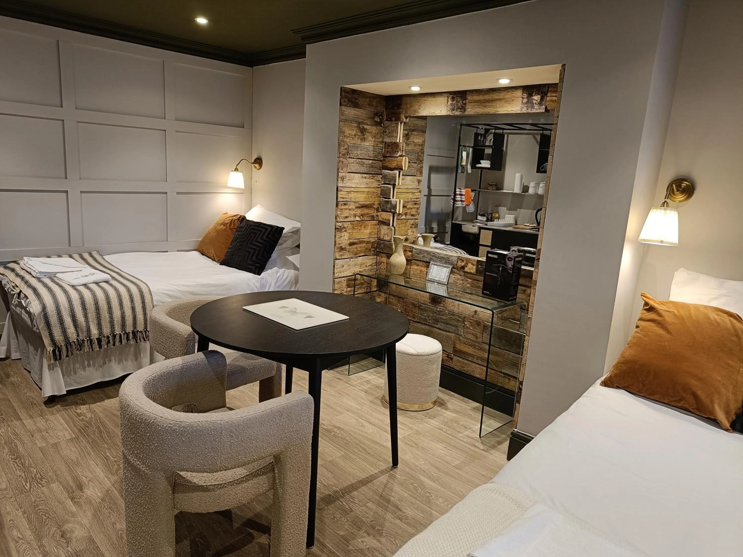 Seating area, Bed in Rooms on The Prom