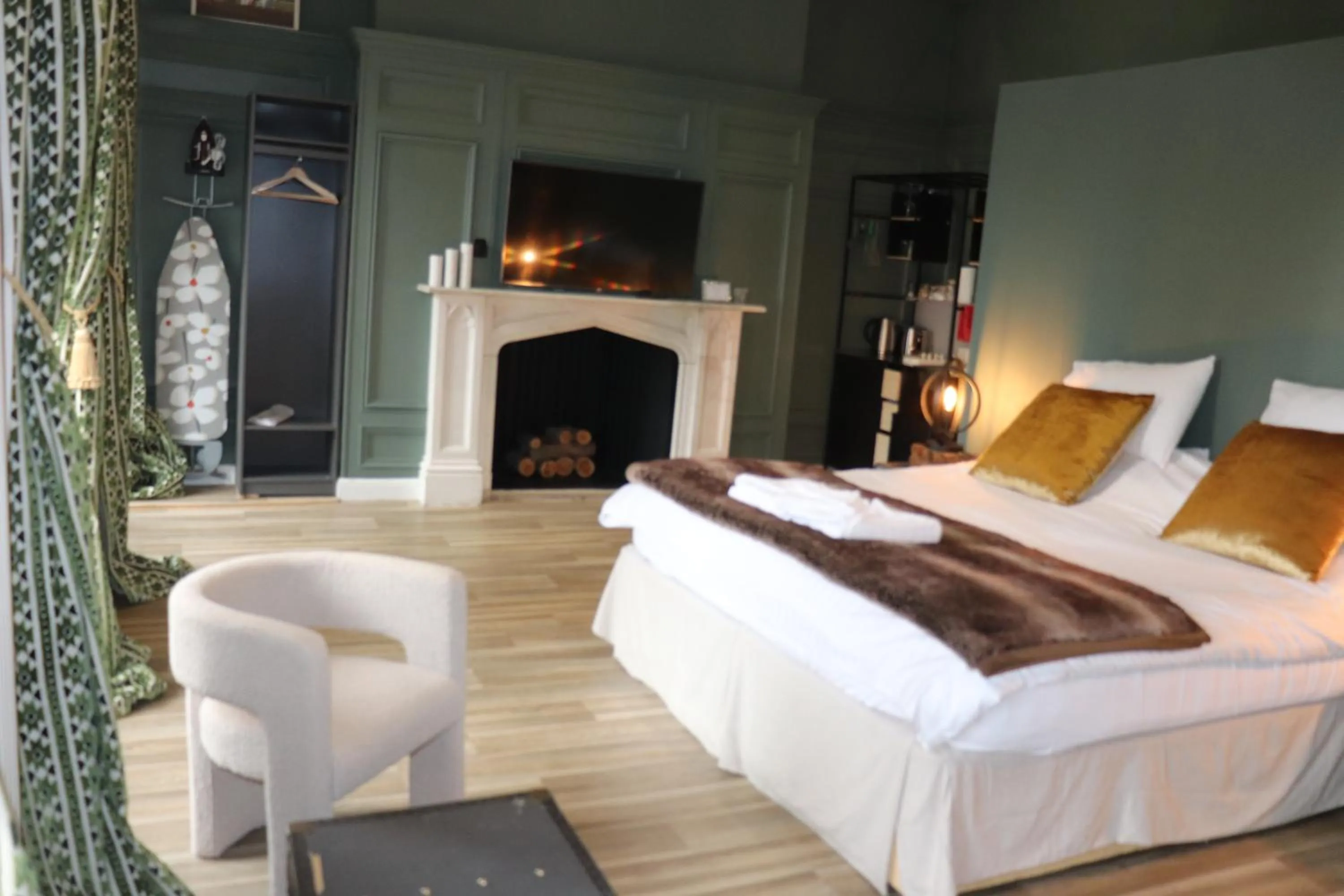 Photo of the whole room, Bed in Rooms on The Prom