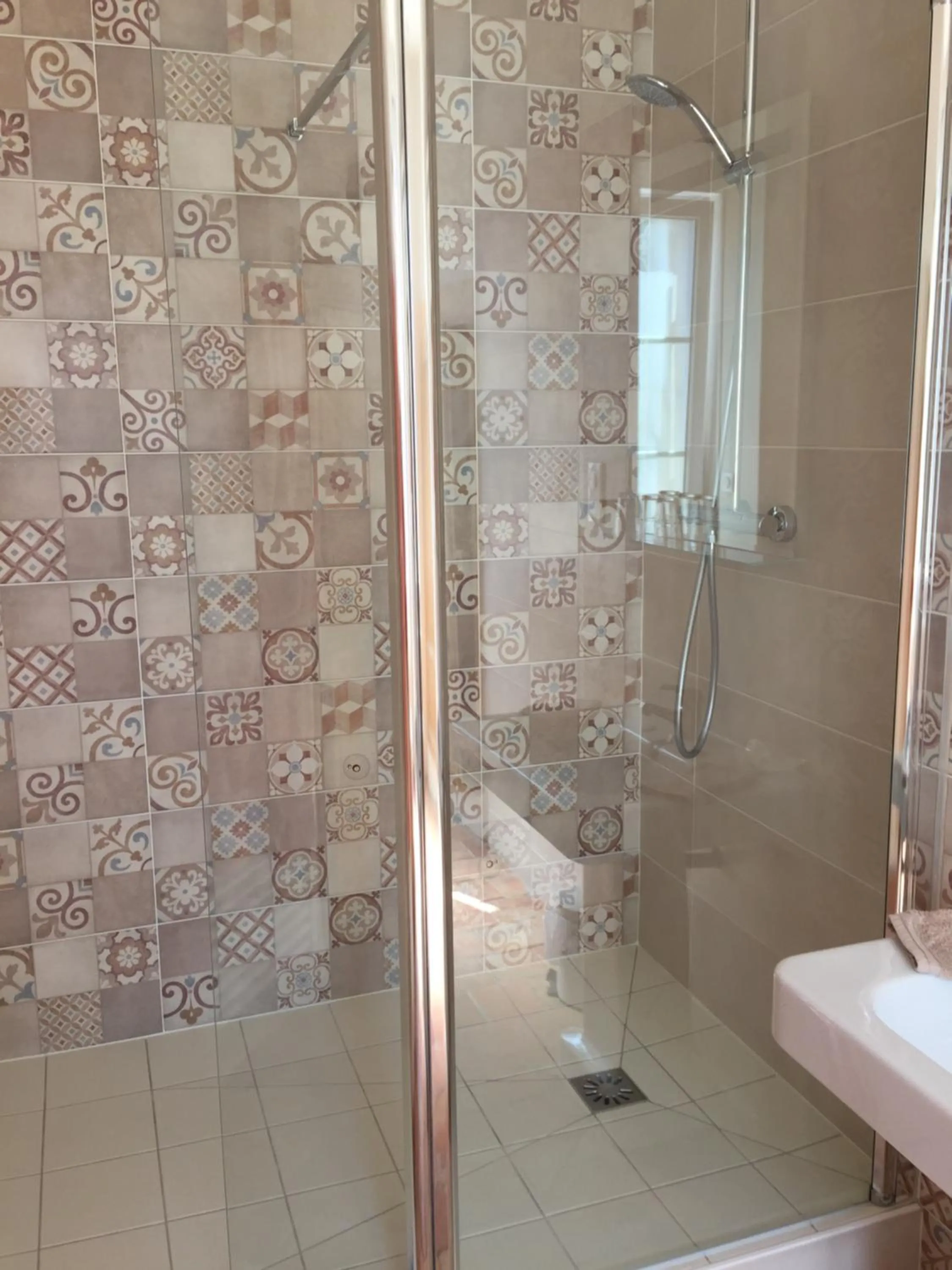 Shower in L'Aventure