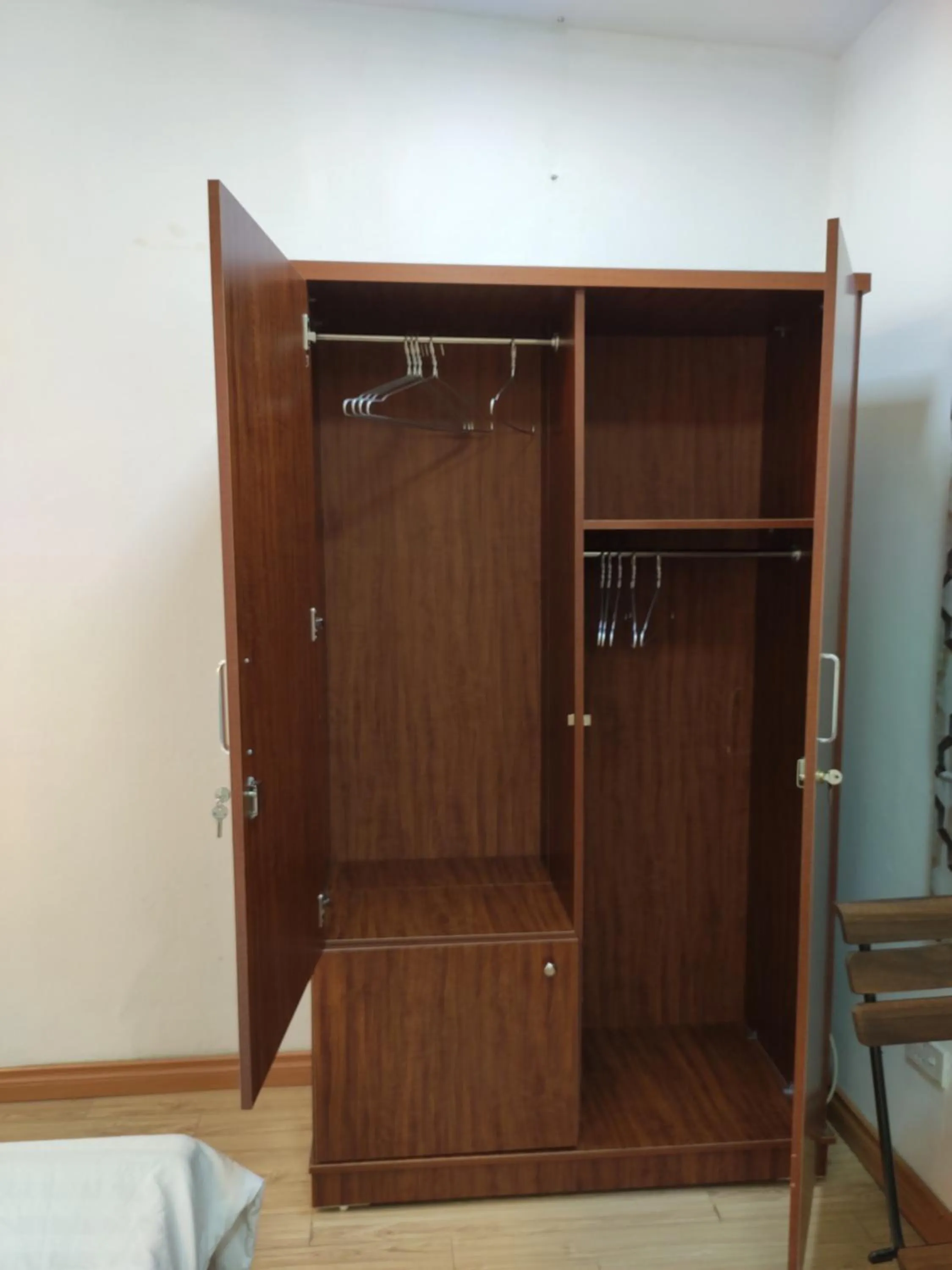 wardrobe in Hanowood Homestay