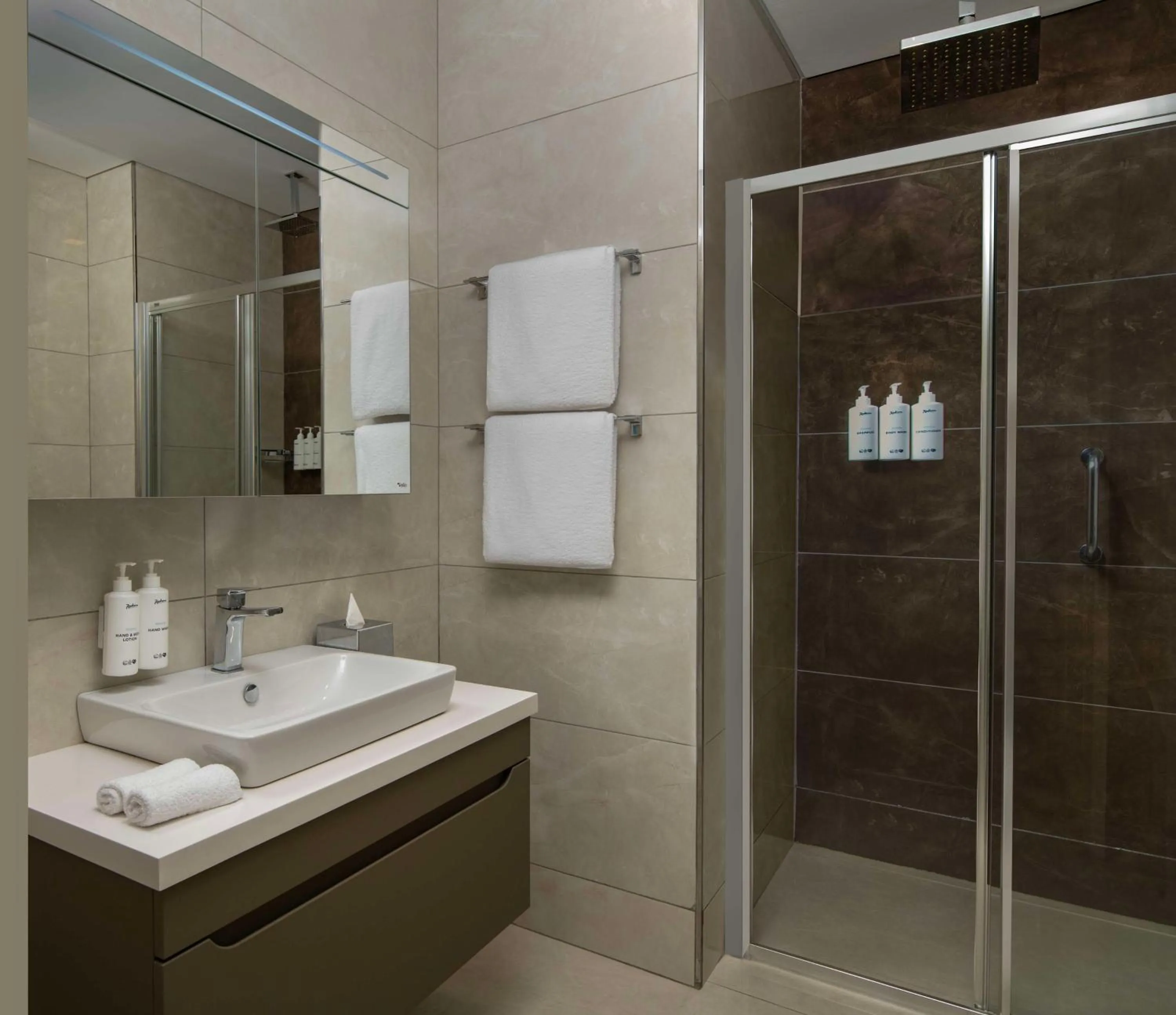 Shower in Radisson Residences Vadistanbul