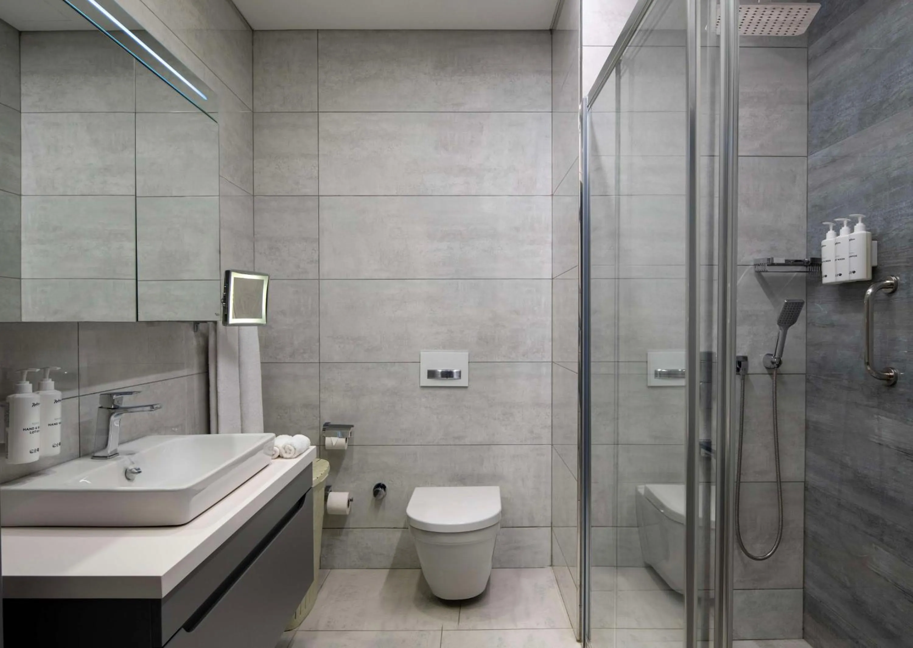Shower in Radisson Residences Vadistanbul