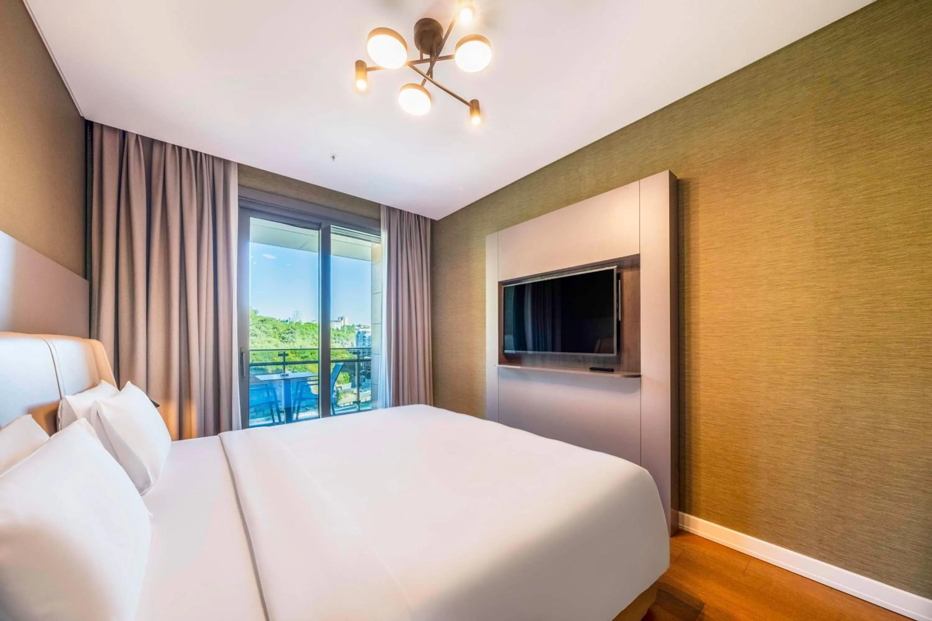 Photo of the whole room, Bed in Radisson Residences Vadistanbul