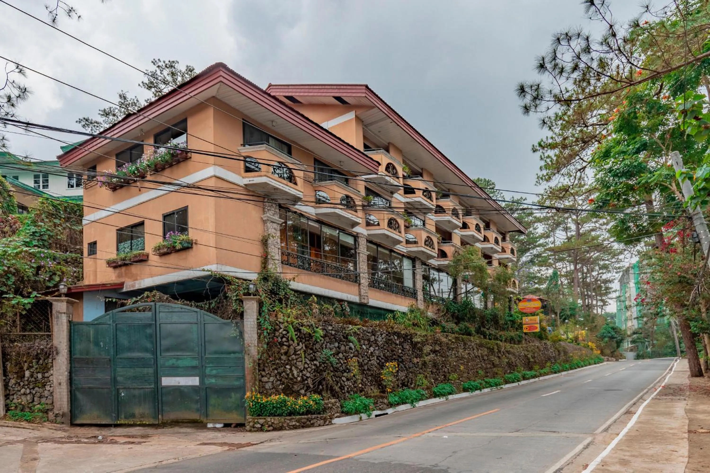 Property building in South Drive Baguio Manor
