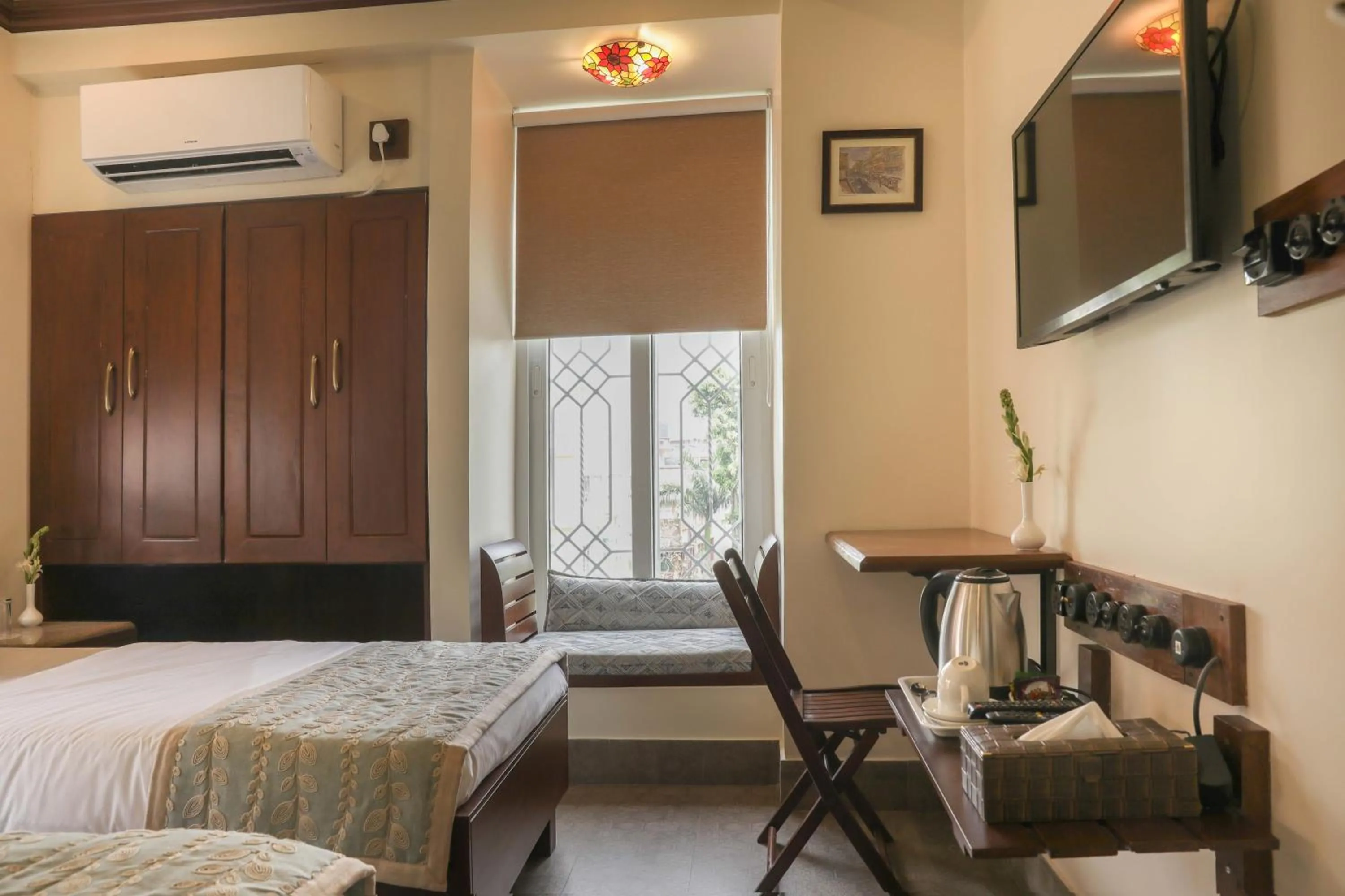 Photo of the whole room, Bed in The Mandeville
