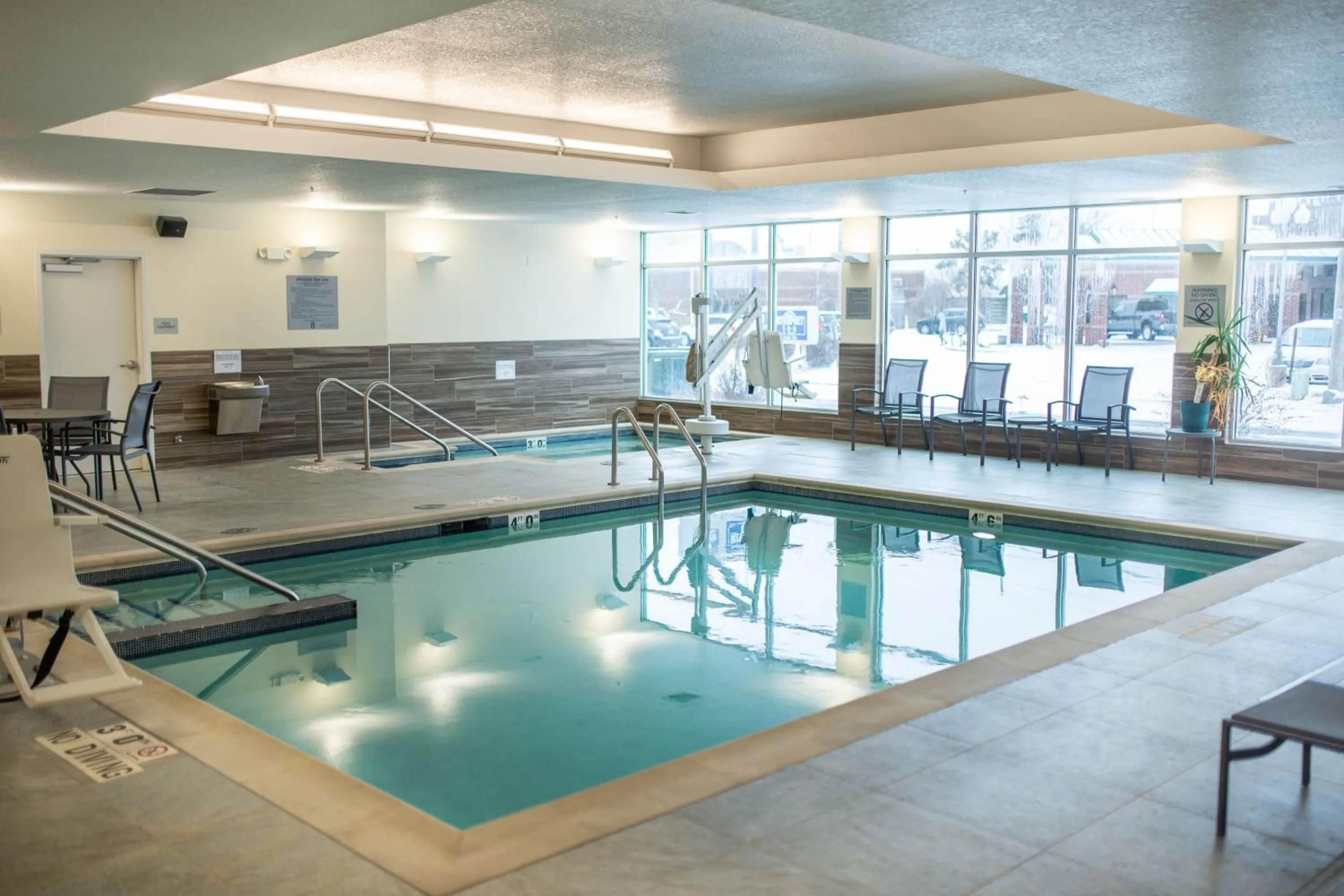 Swimming pool in Fairfield Inn & Suites Winona