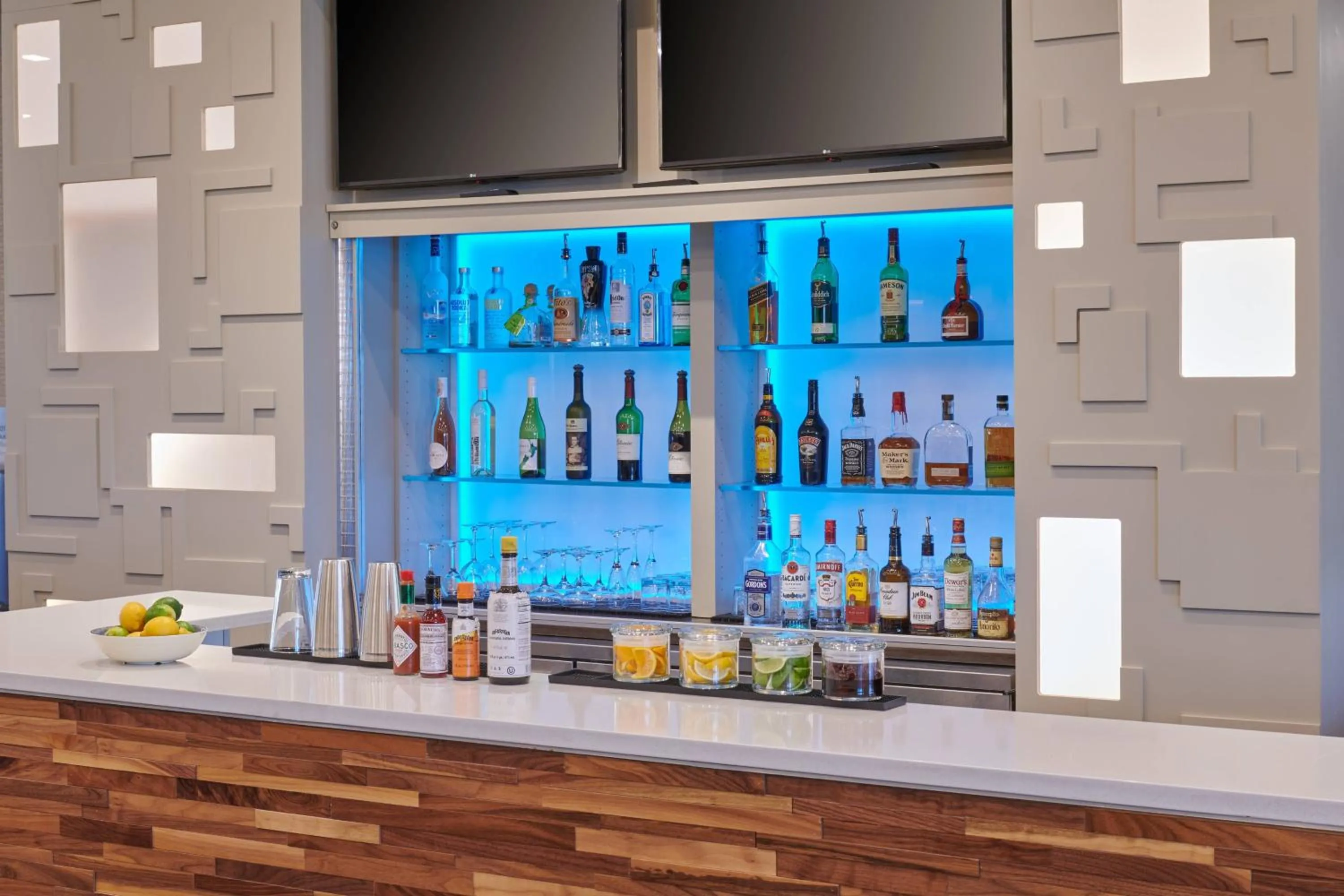 Lounge or bar in Courtyard by Marriott Petoskey at Victories Square