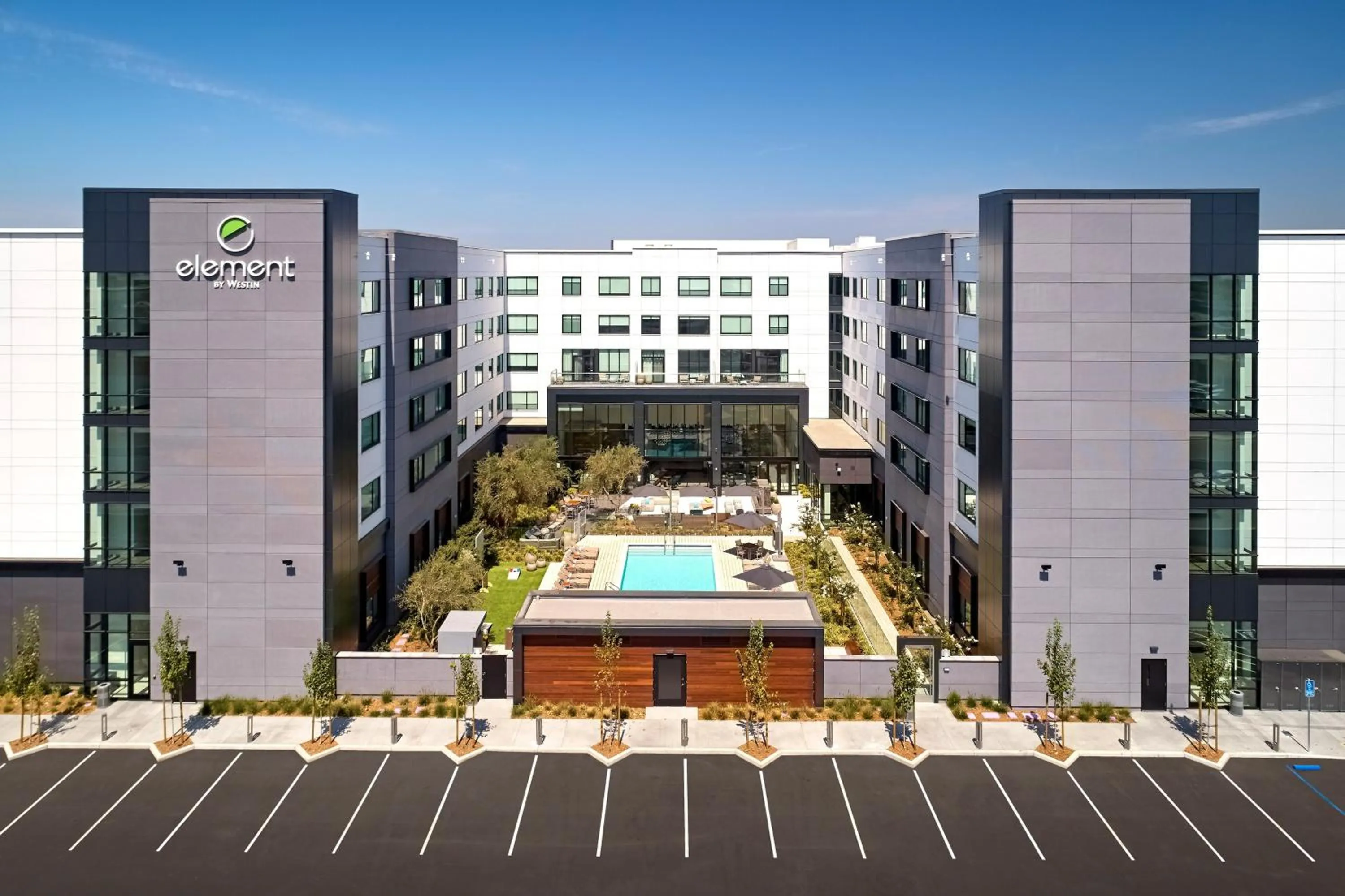 Swimming pool in Element Santa Clara