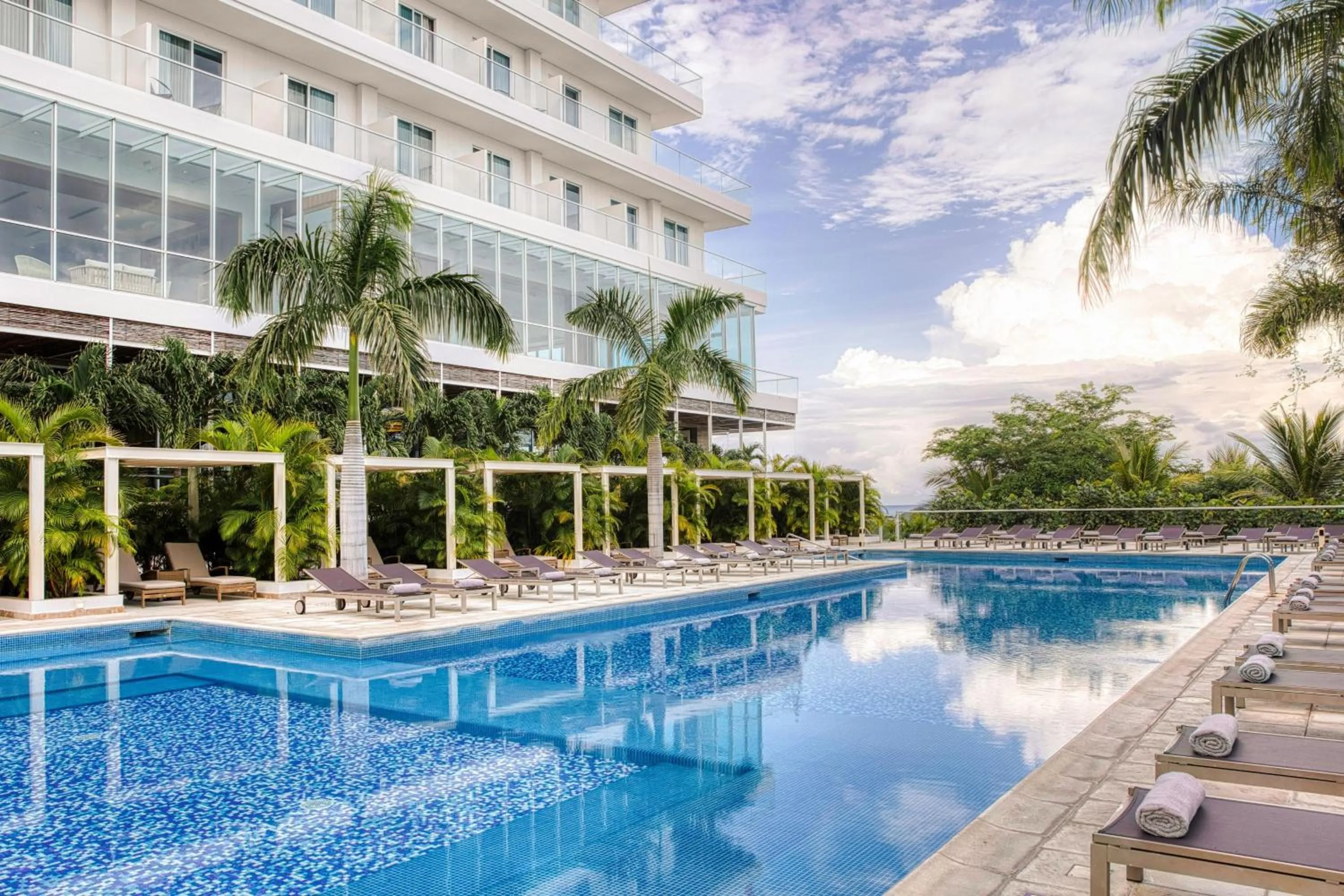 Swimming pool in Santa Marta Marriott Resort Playa Dormida