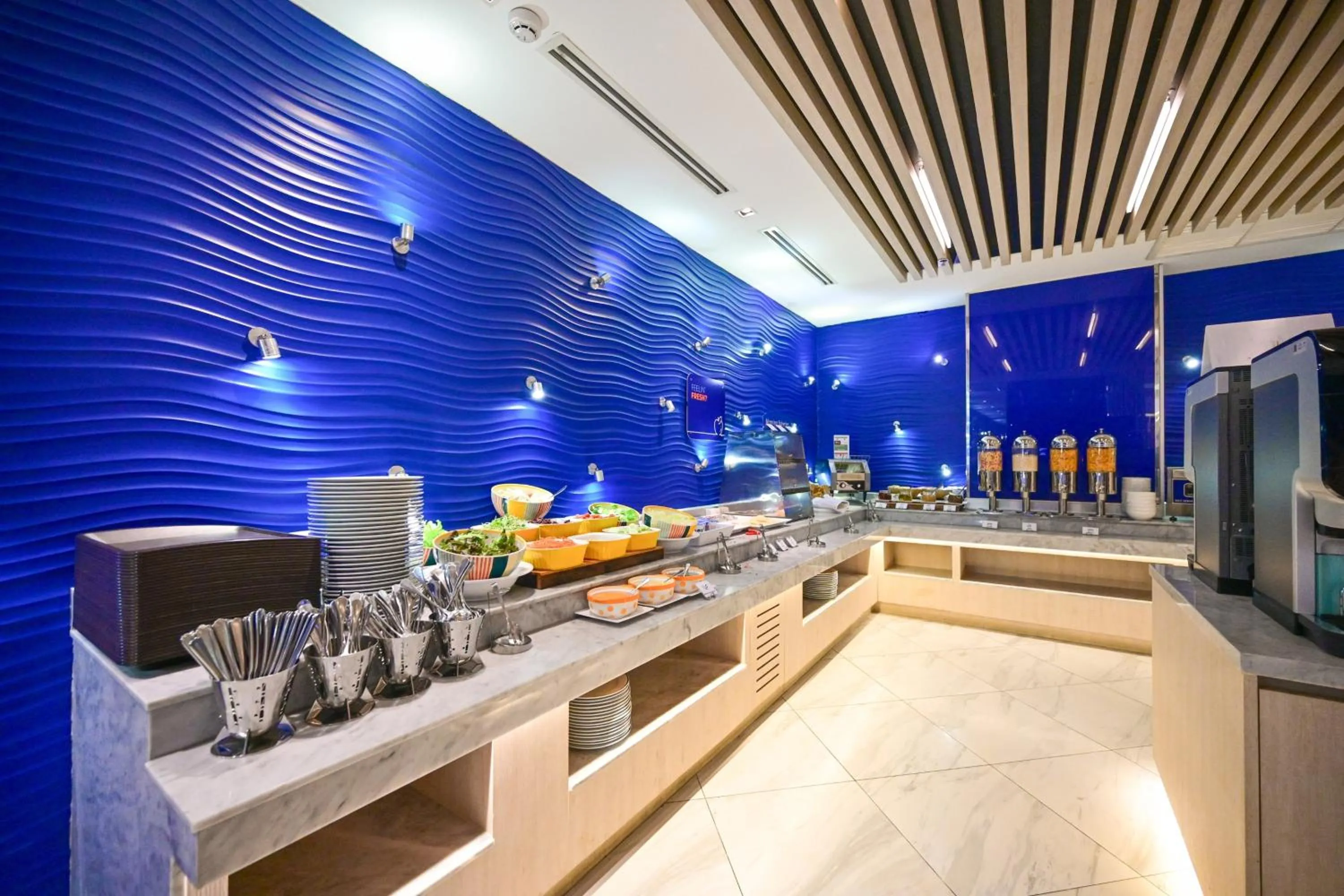 Restaurant/places to eat in Holiday Inn Express Pattaya Central by IHG