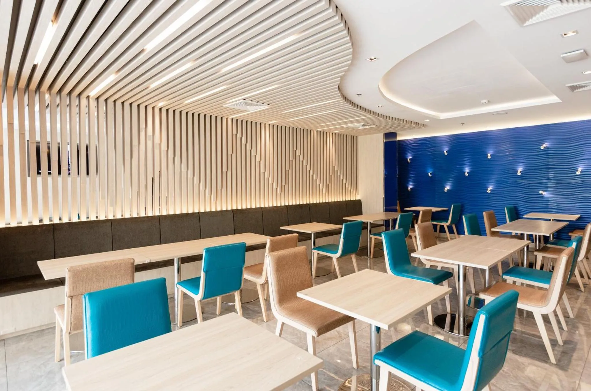 Restaurant/places to eat in Holiday Inn Express Pattaya Central by IHG