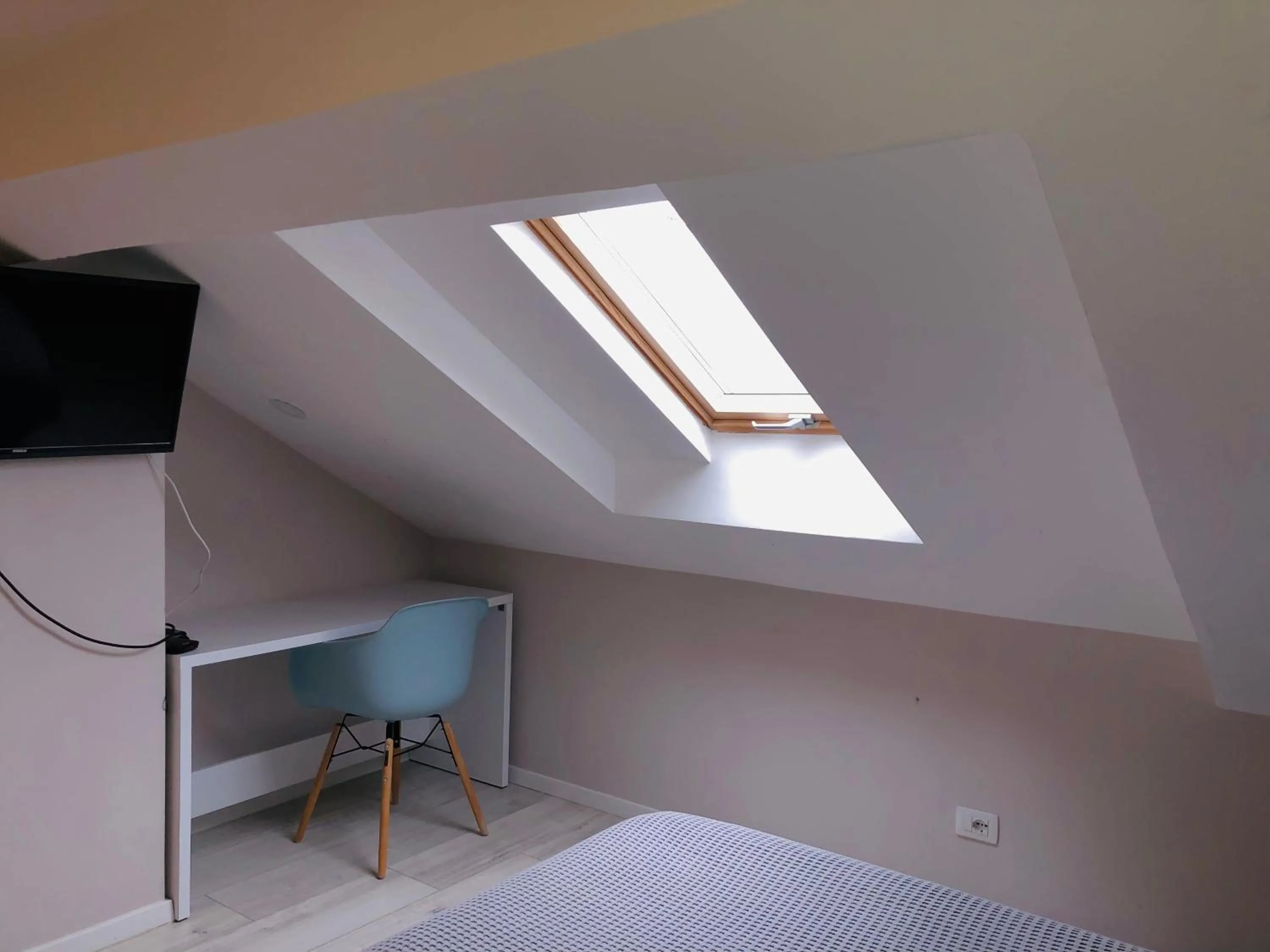 Property building, Bed in Promenade Hotel