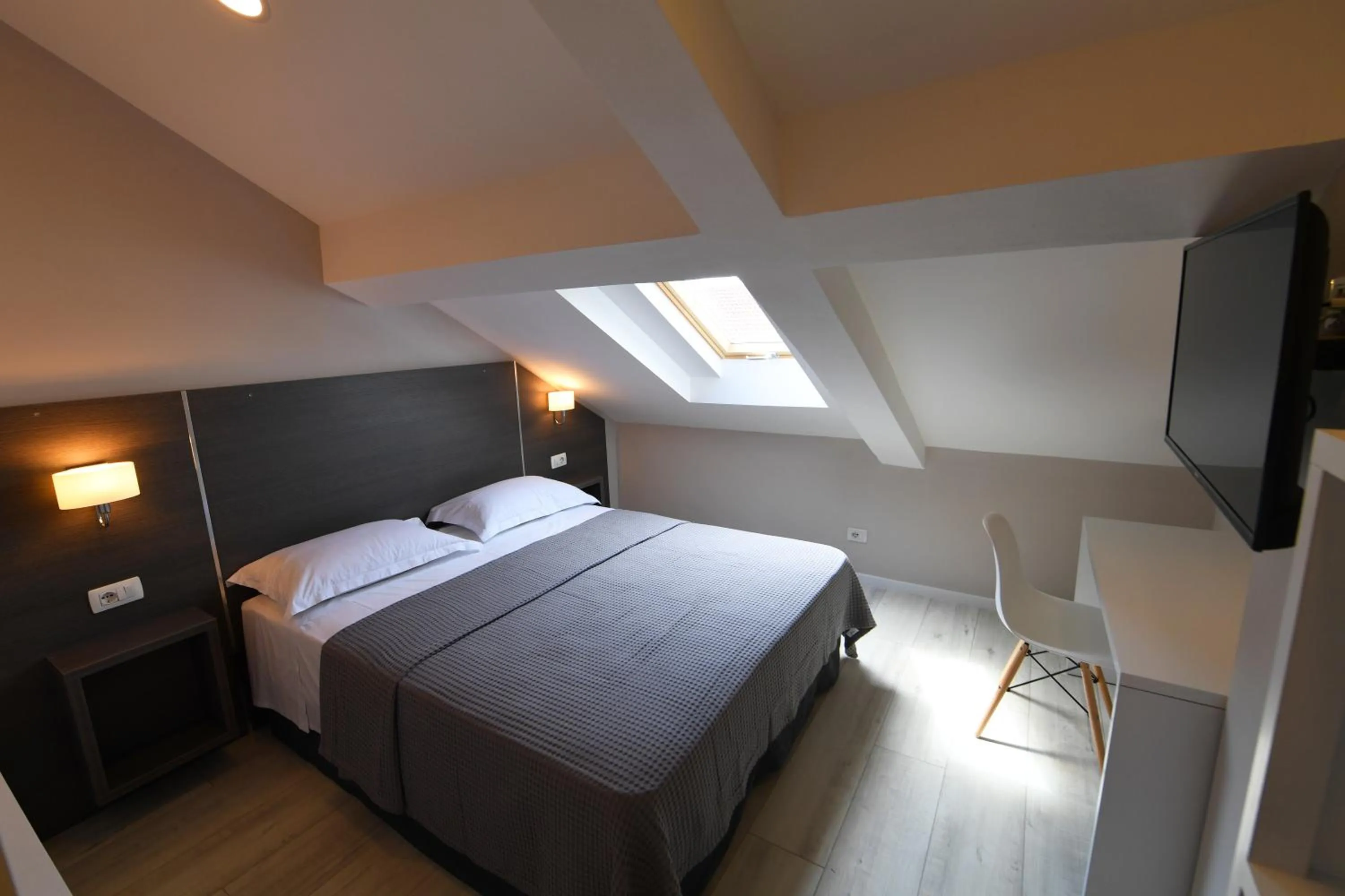 Photo of the whole room, Bed in Promenade Hotel