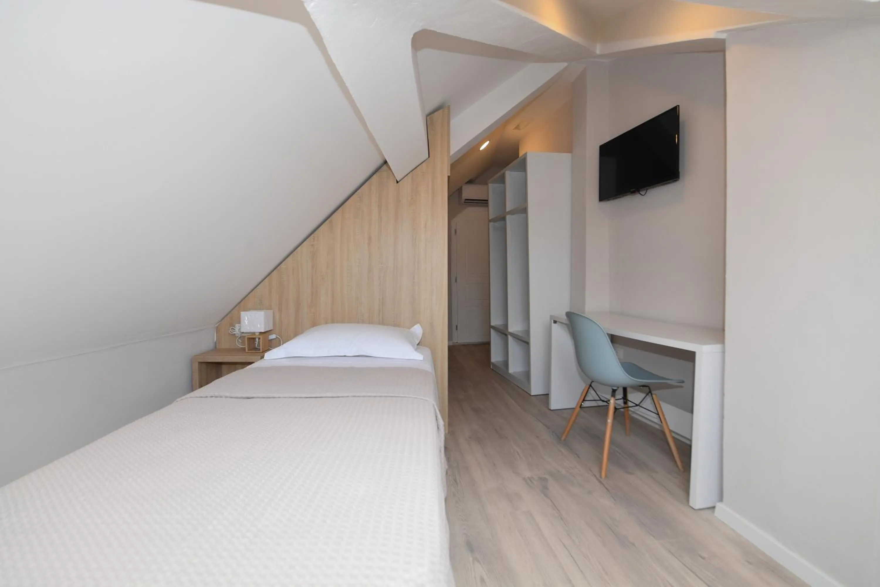 Photo of the whole room, Bed in Promenade Hotel