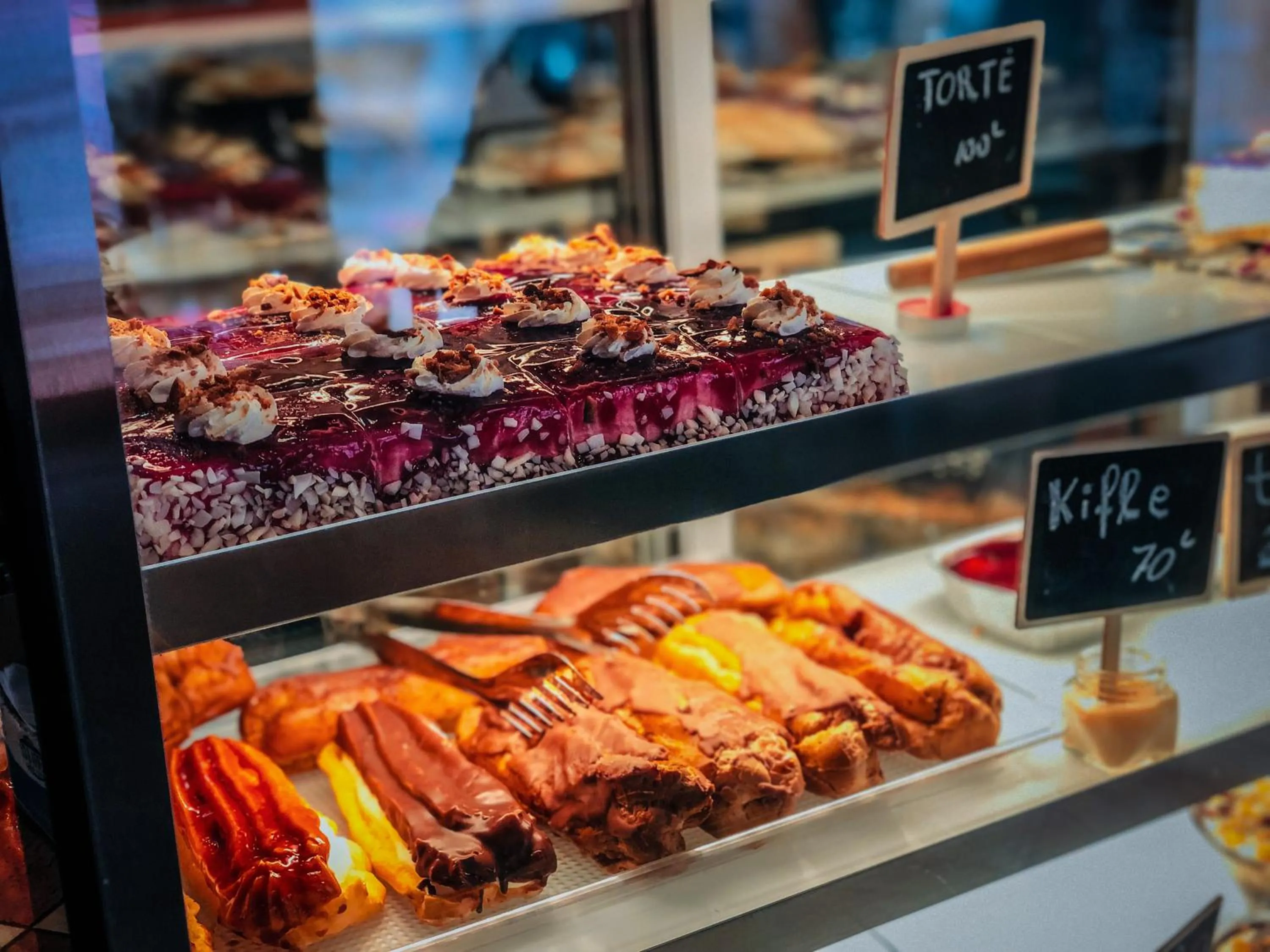 Food and drinks in Promenade Hotel