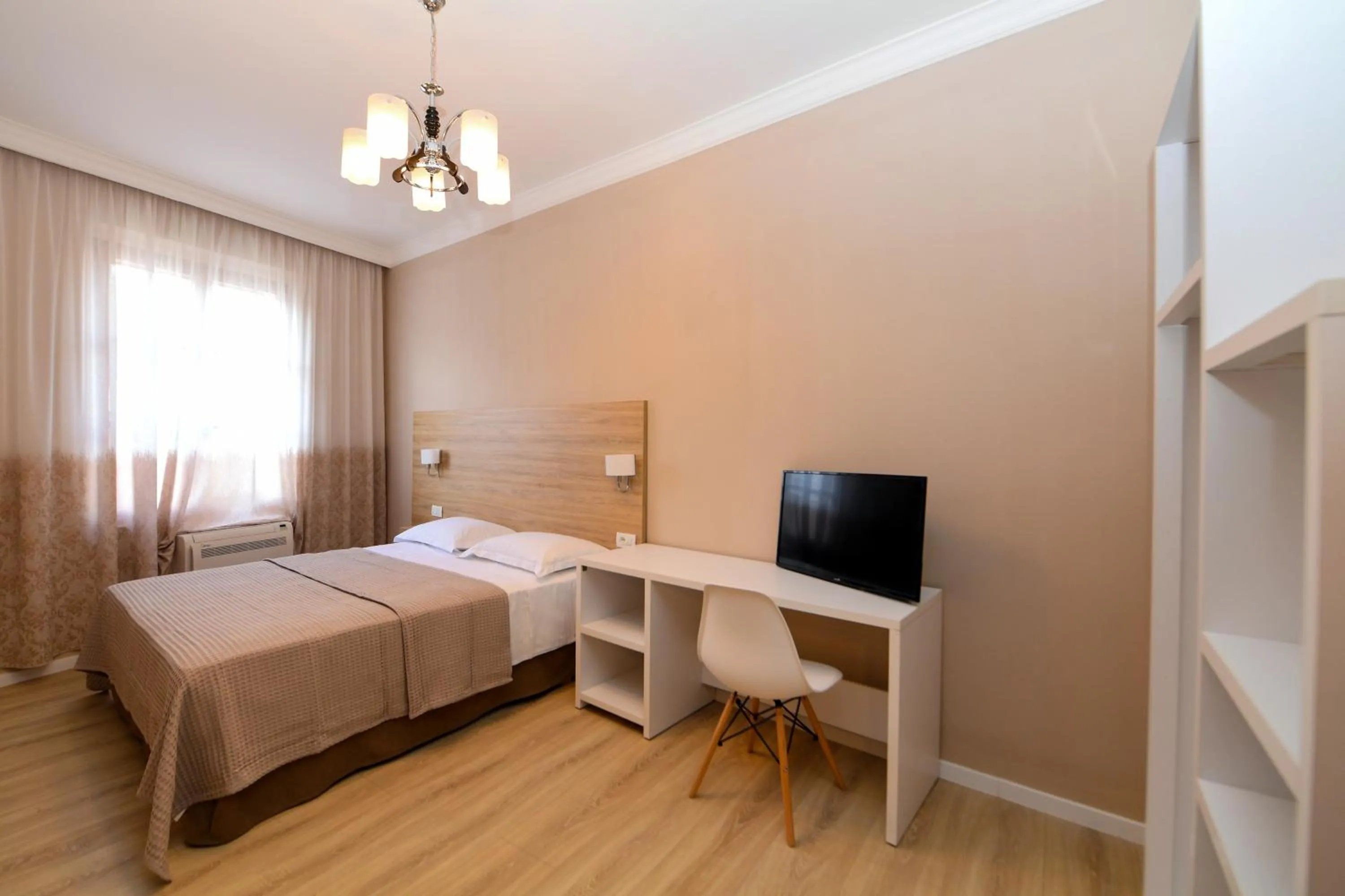 Photo of the whole room, Bed in Promenade Hotel