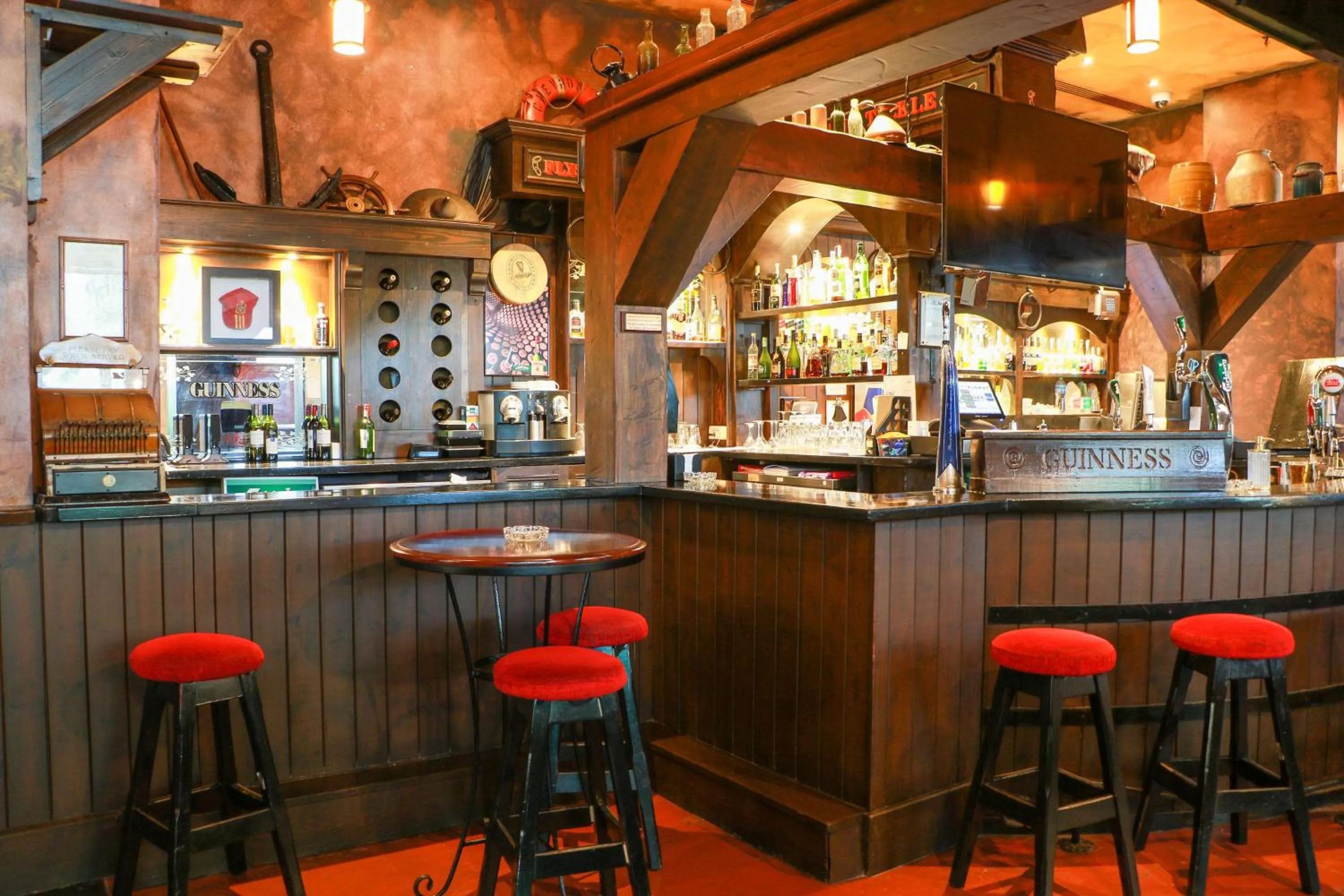 Lounge or bar in The Diplomat Radisson Blu Hotel Residence & Spa