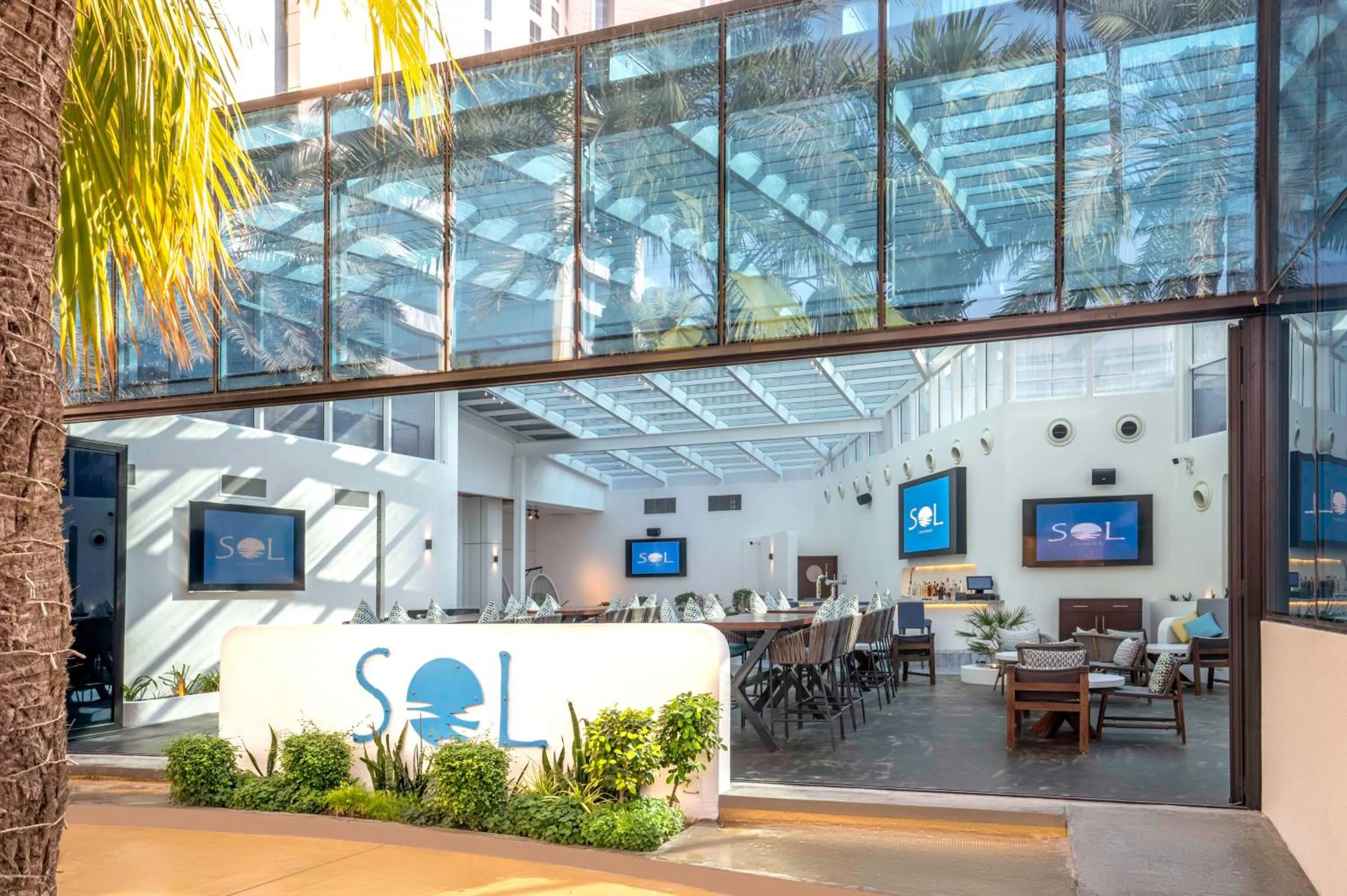 Lounge or bar in The Diplomat Radisson Blu Hotel Residence & Spa