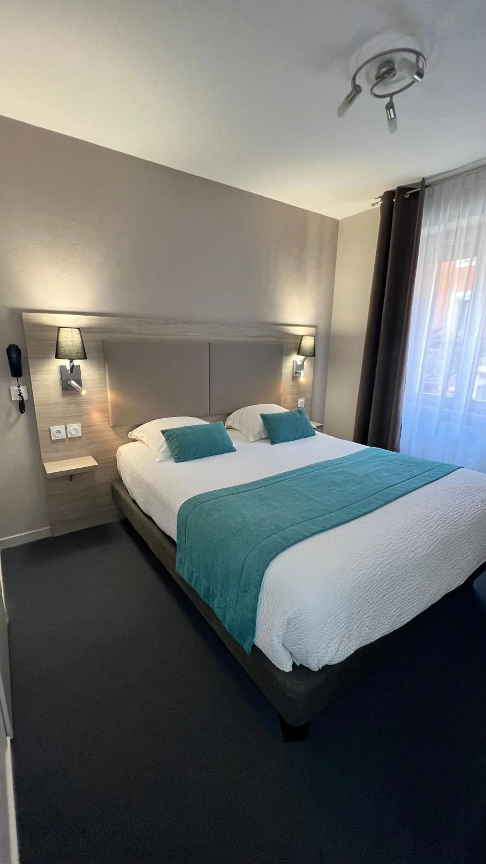 Bed in Logis Hôtel Restaurant Azalées