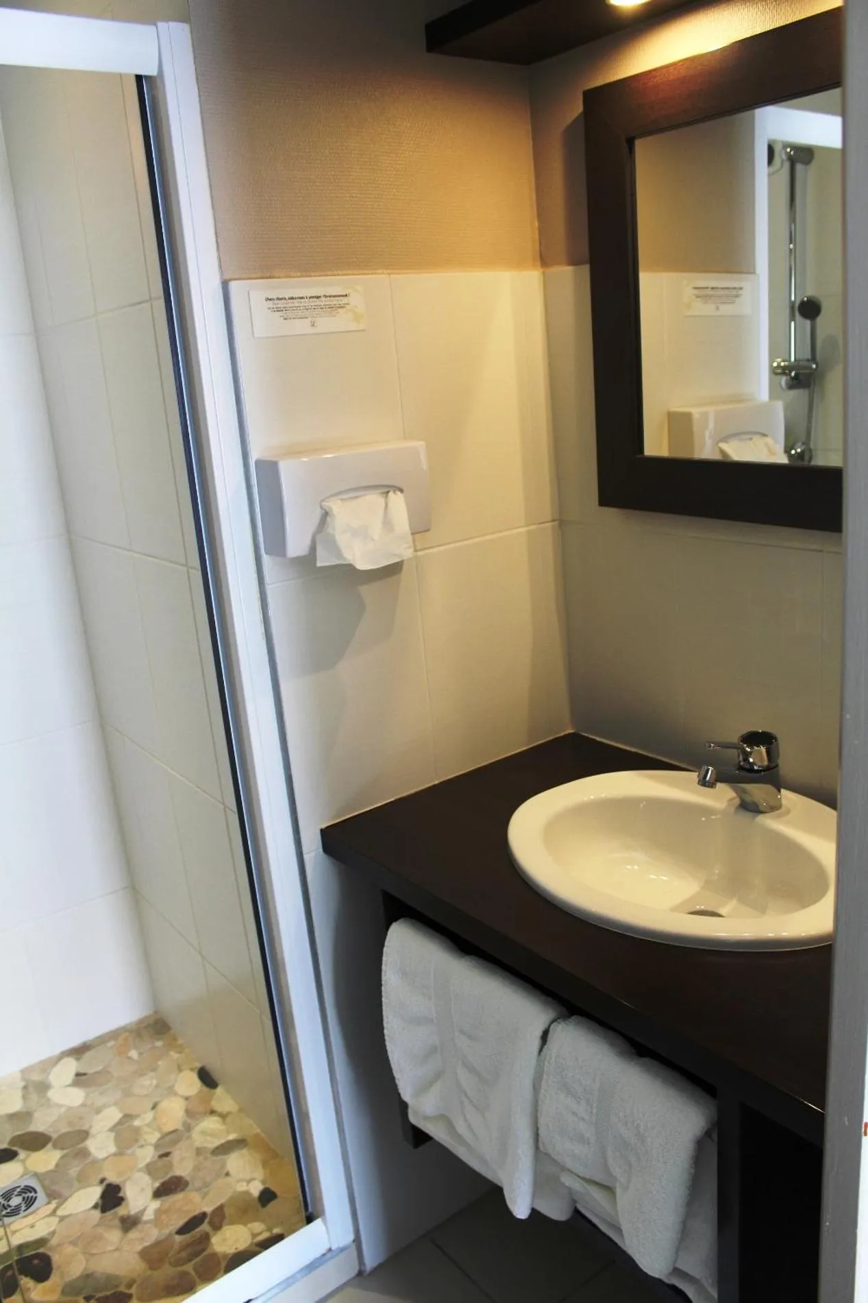 Bathroom in Logis Hôtel Restaurant Azalées