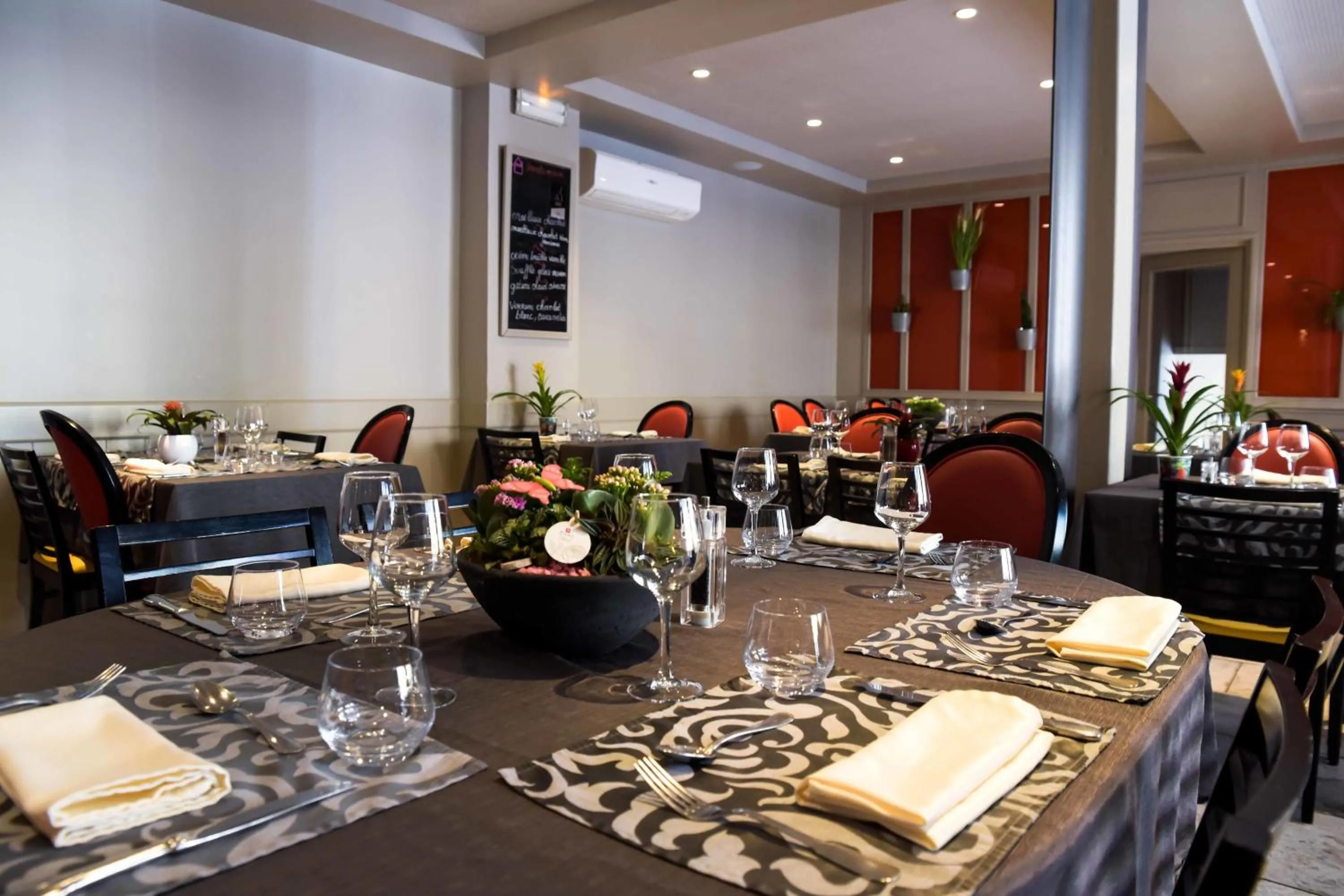 Restaurant/places to eat in Logis Hôtel Restaurant Azalées