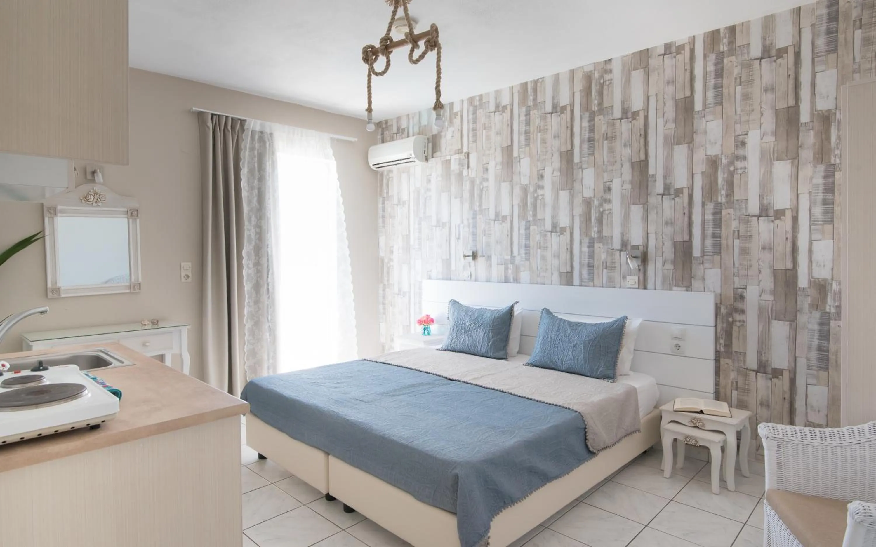 Bedroom, Bed in Silver Sun Studios & Apartments