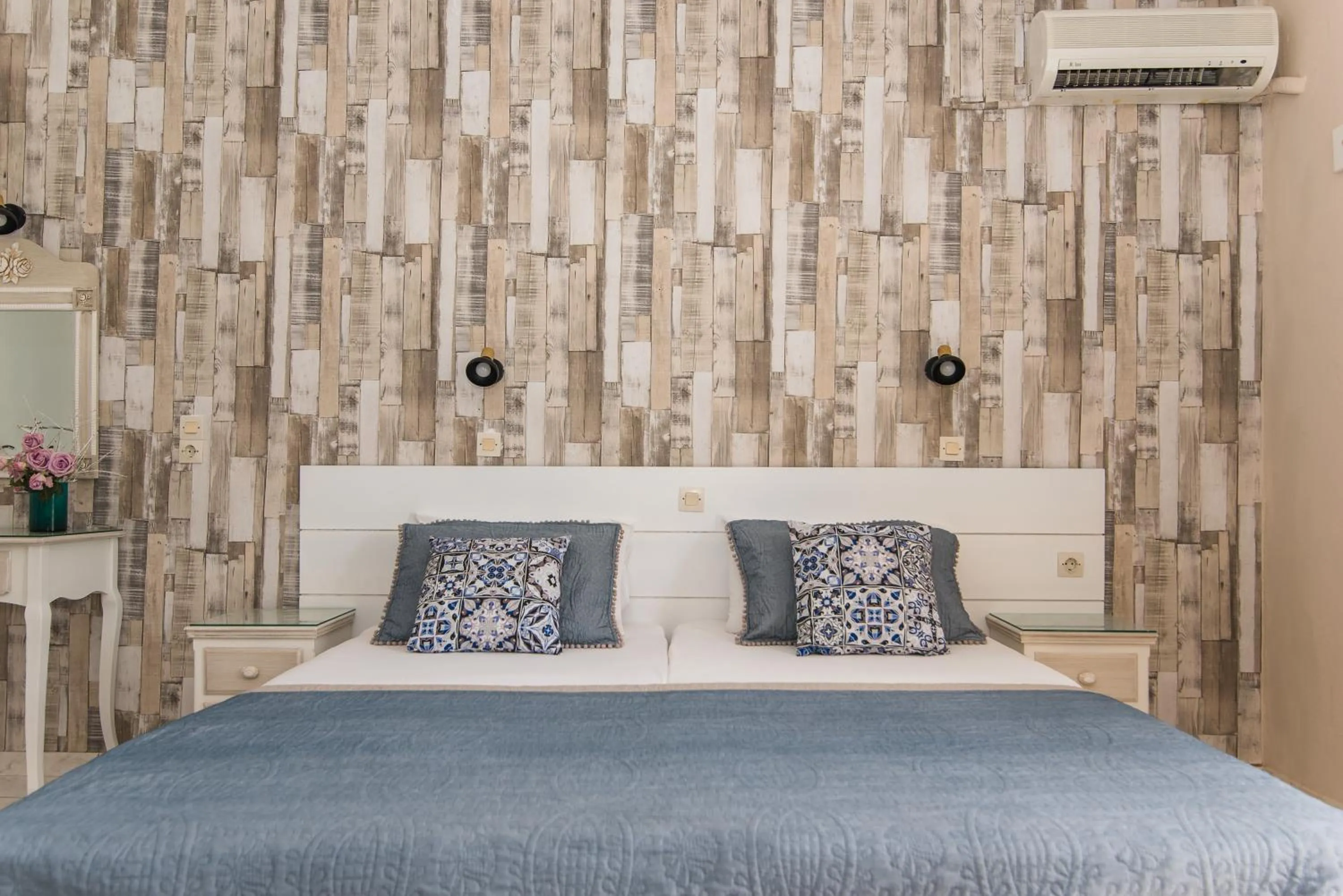 Bed in Silver Sun Studios & Apartments