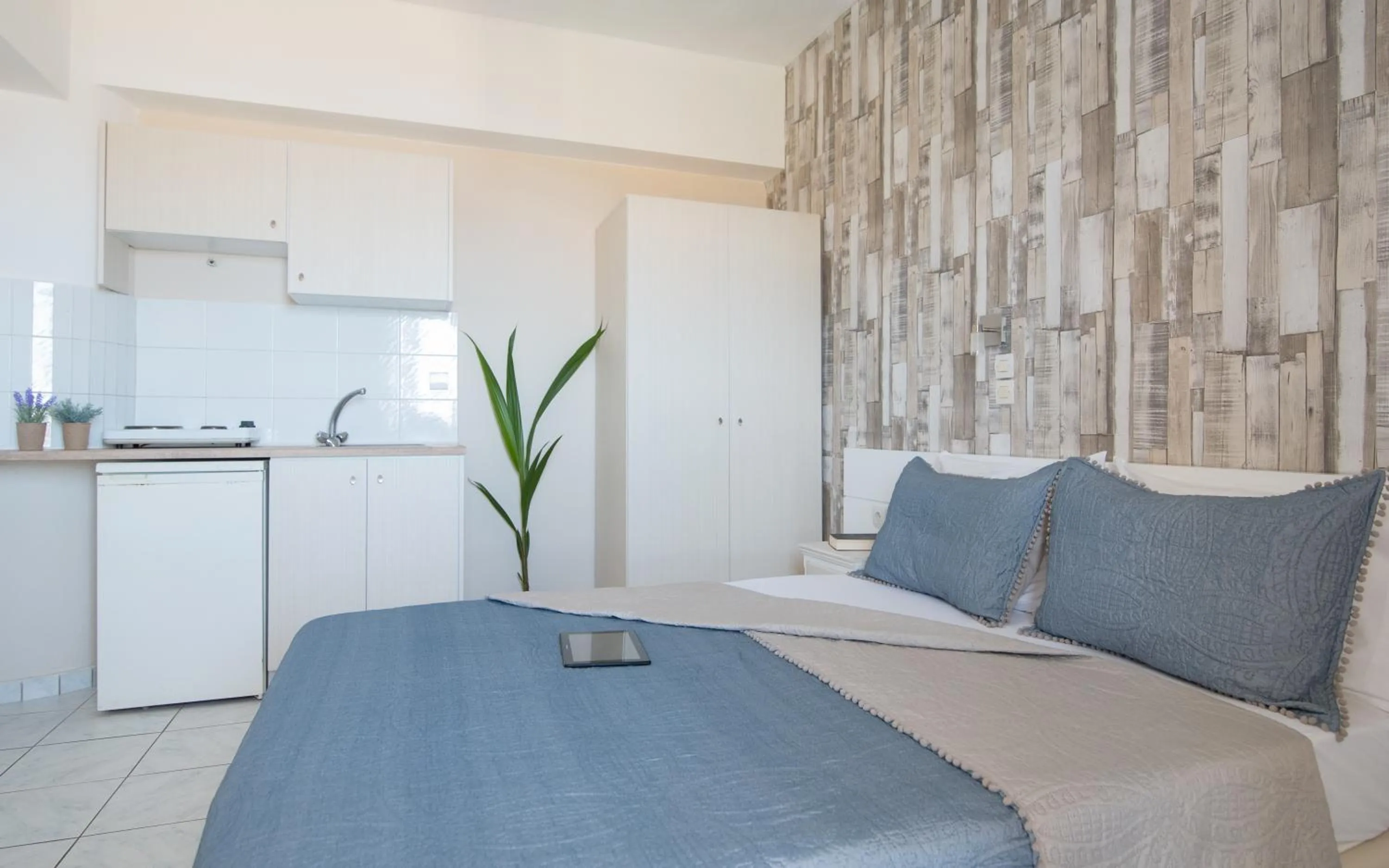 Kitchen or kitchenette, Bed in Silver Sun Studios & Apartments