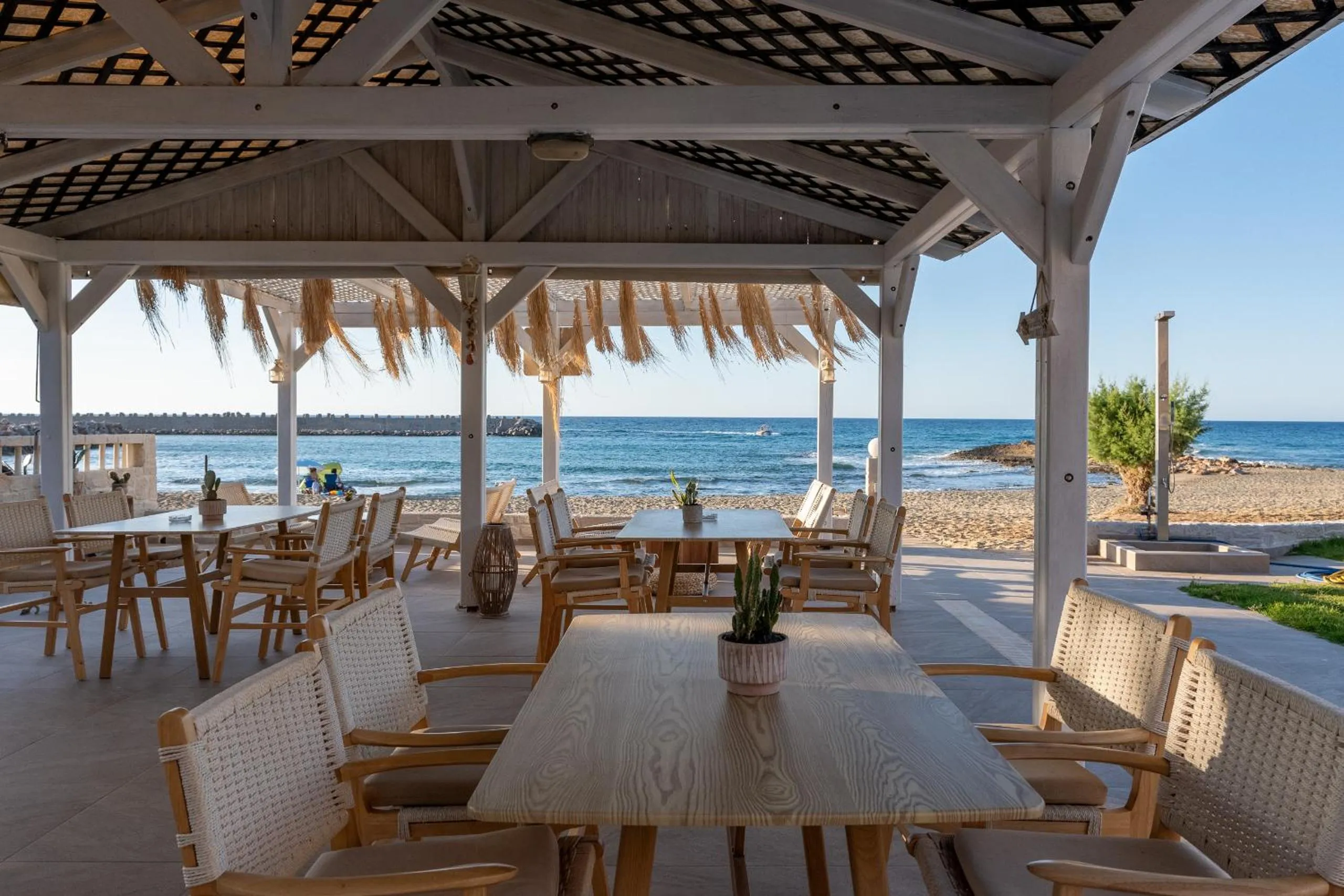 Restaurant/places to eat in Silver Sun Studios & Apartments