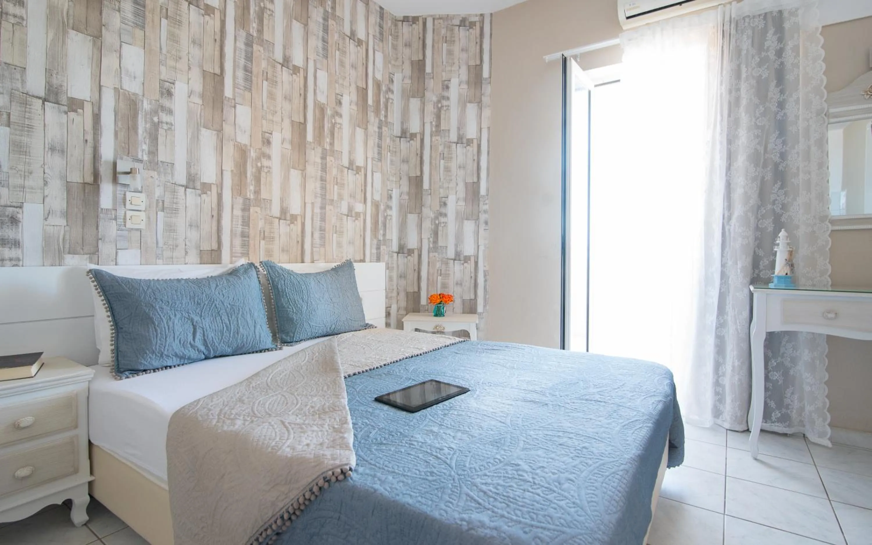 Bed in Silver Sun Studios & Apartments