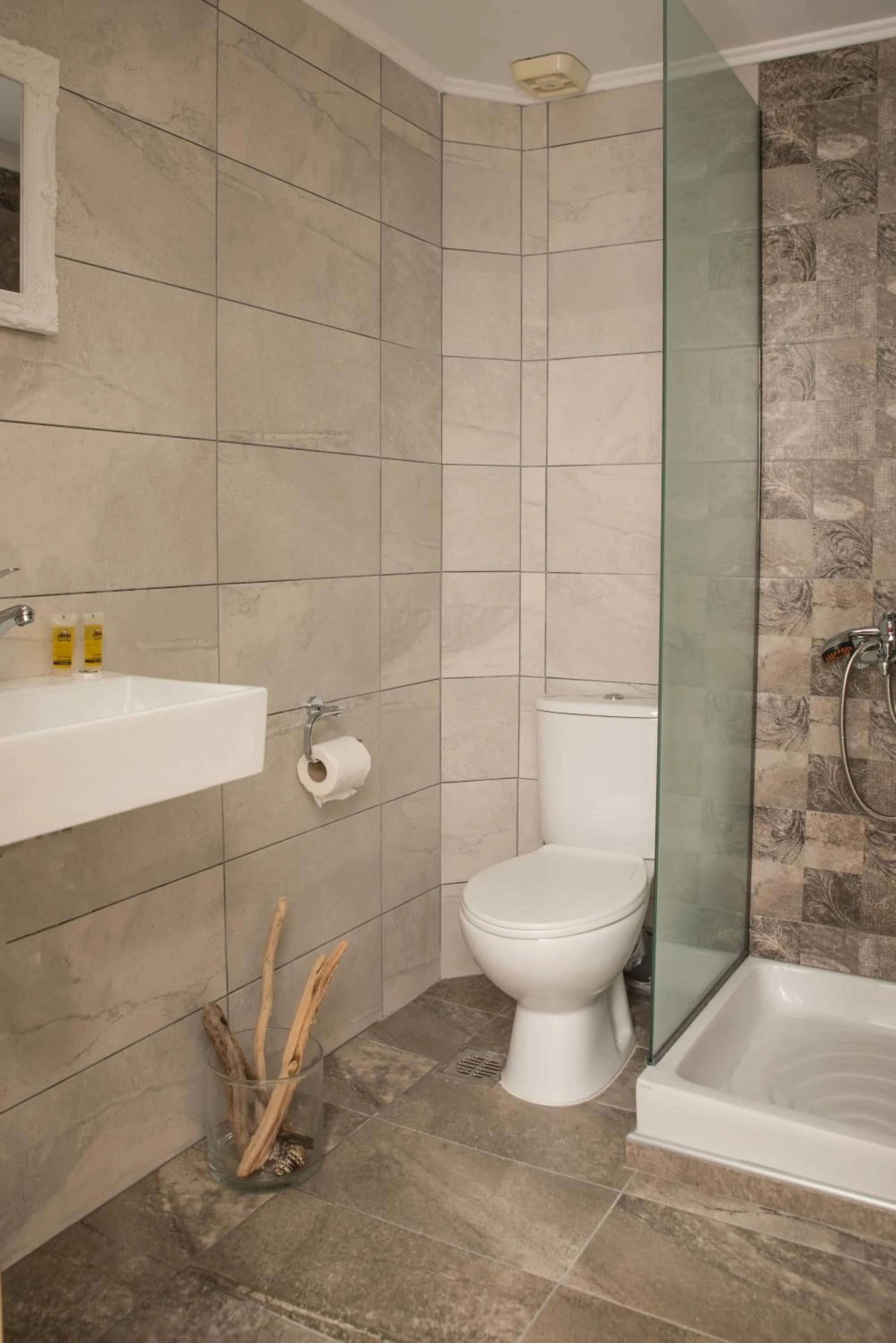 Bathroom in Silver Sun Studios & Apartments