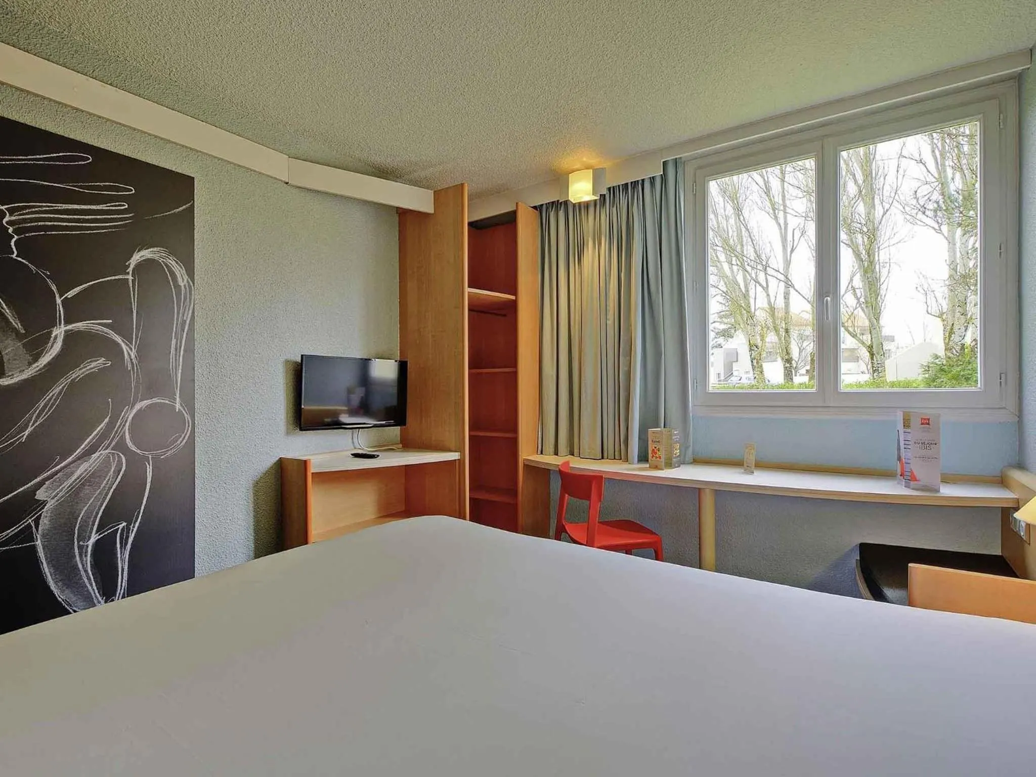 Property building, Bed in ibis Poitiers Beaulieu
