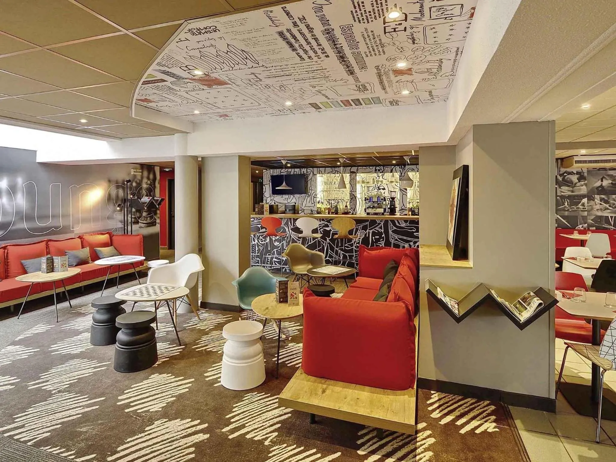 Lounge or bar in ibis Poitiers Beaulieu
