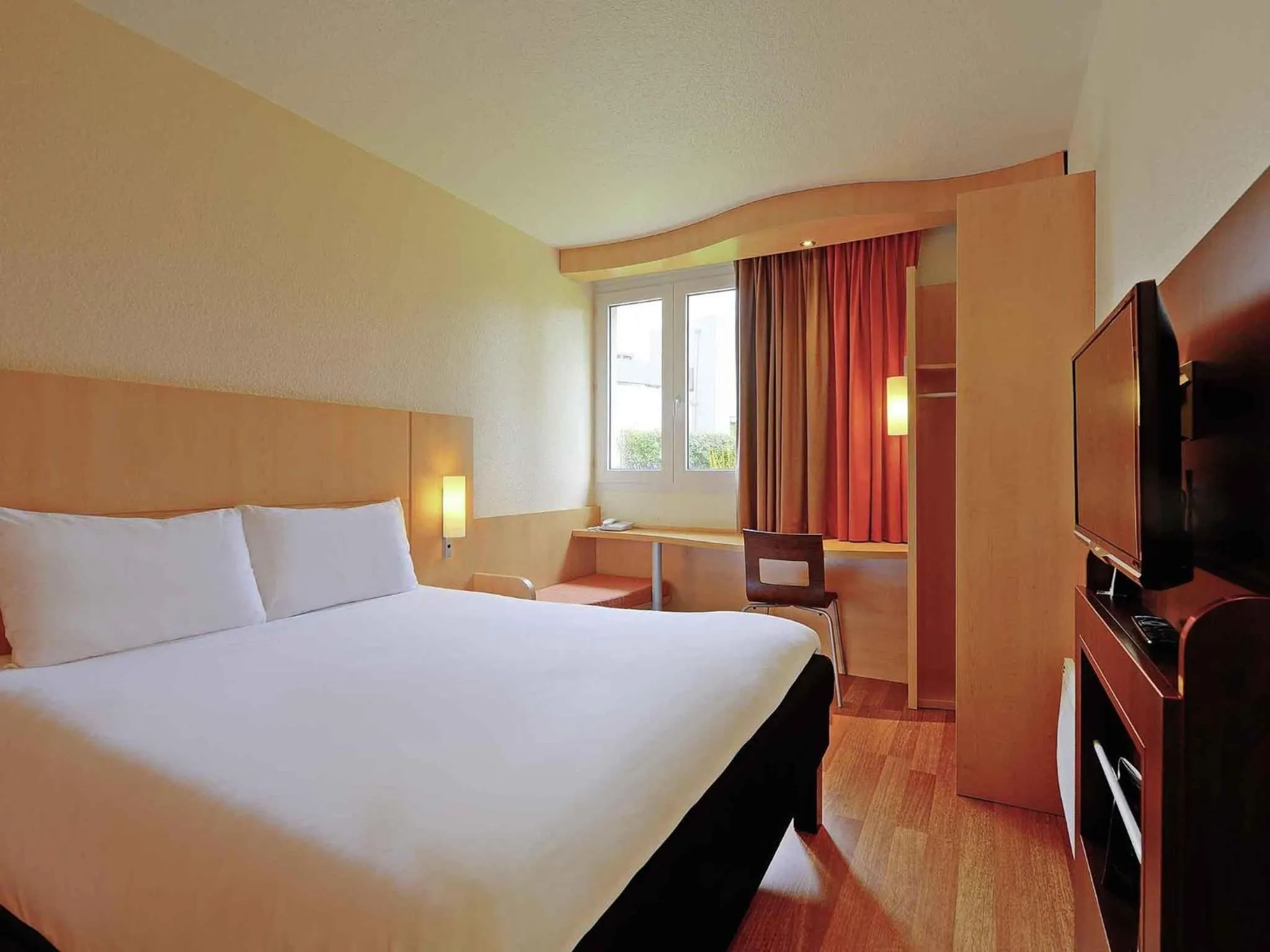 Property building, Bed in ibis Poitiers Beaulieu