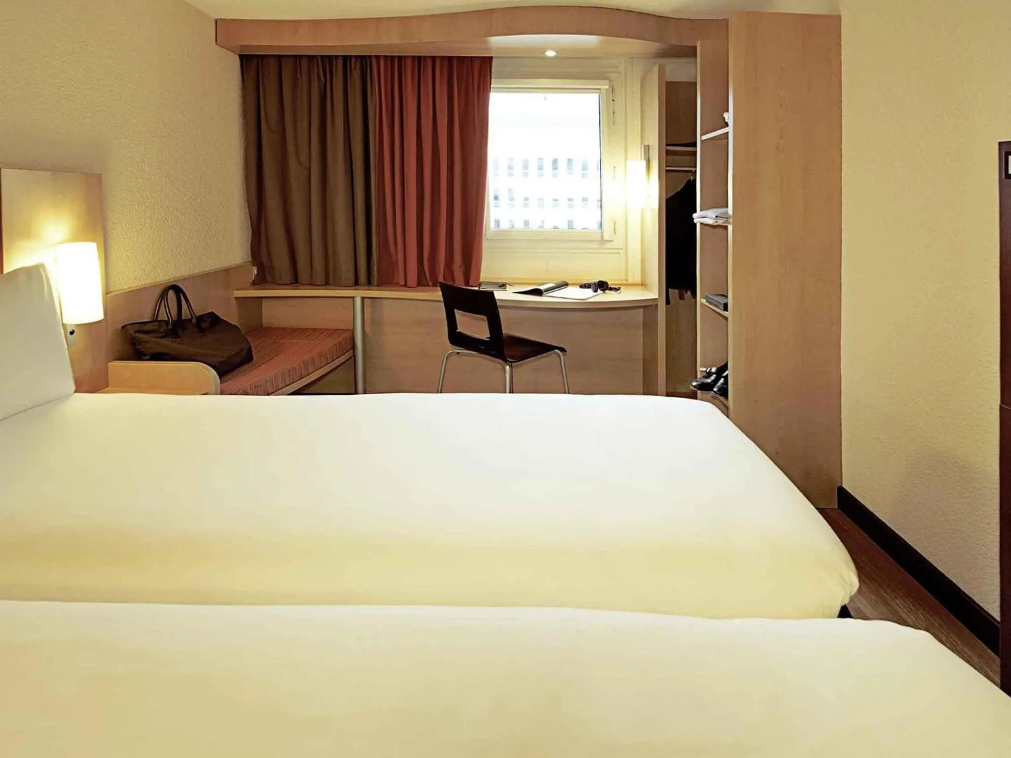 Bedroom, Bed in ibis Poitiers Beaulieu