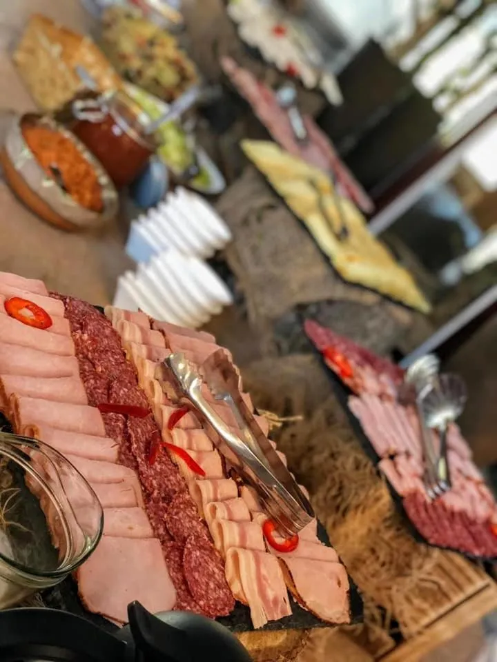 Restaurant/places to eat in Complex Mona Caraiman