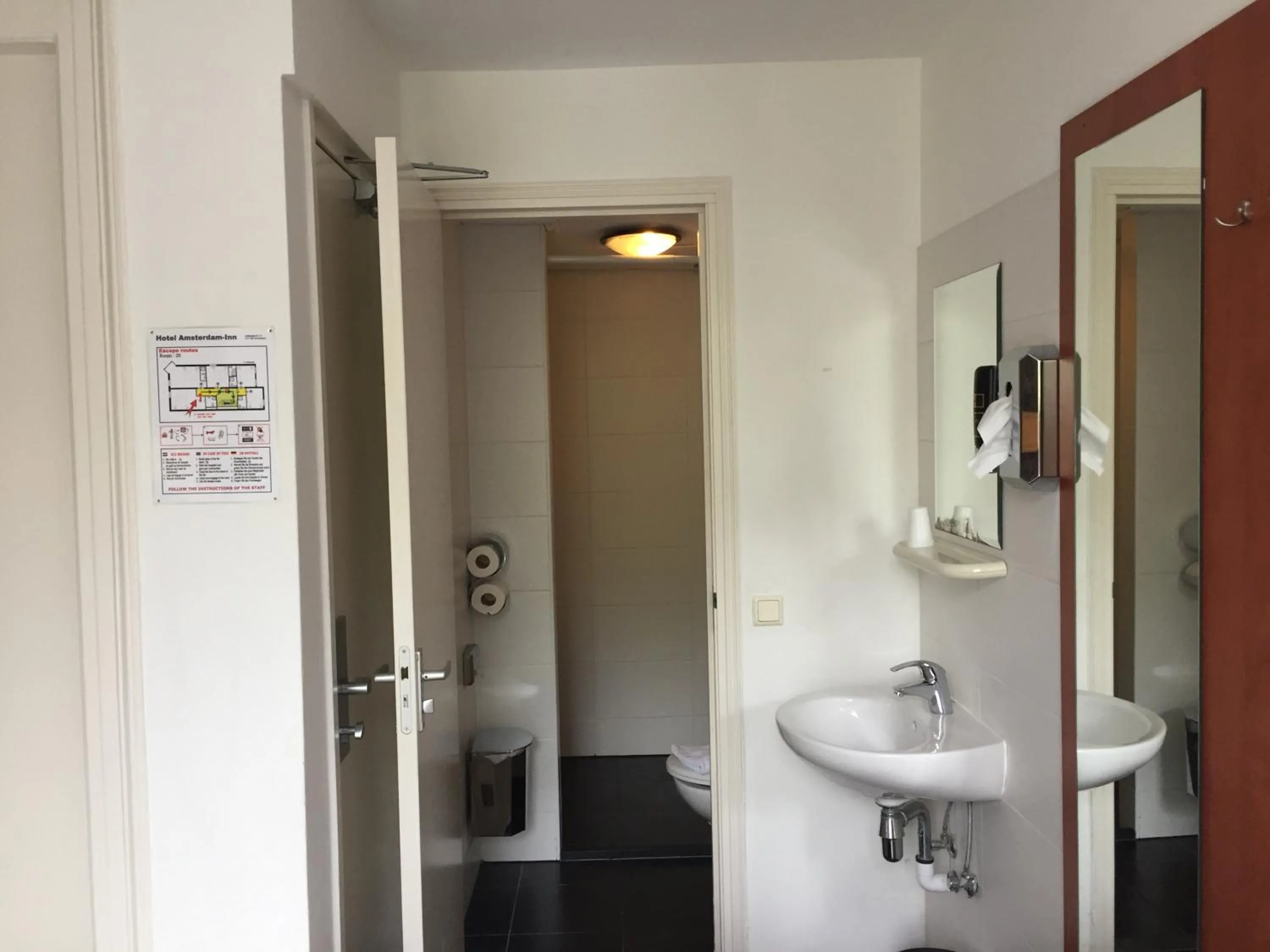 Shower in Hotel Amsterdam Inn