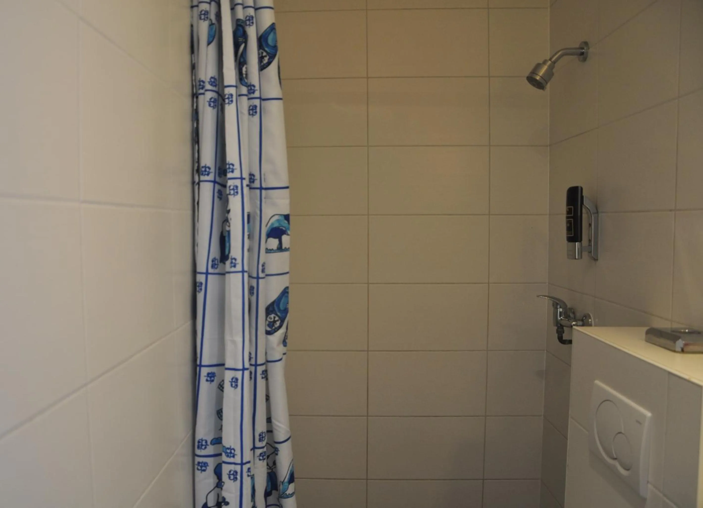 Shower in Hotel Amsterdam Inn