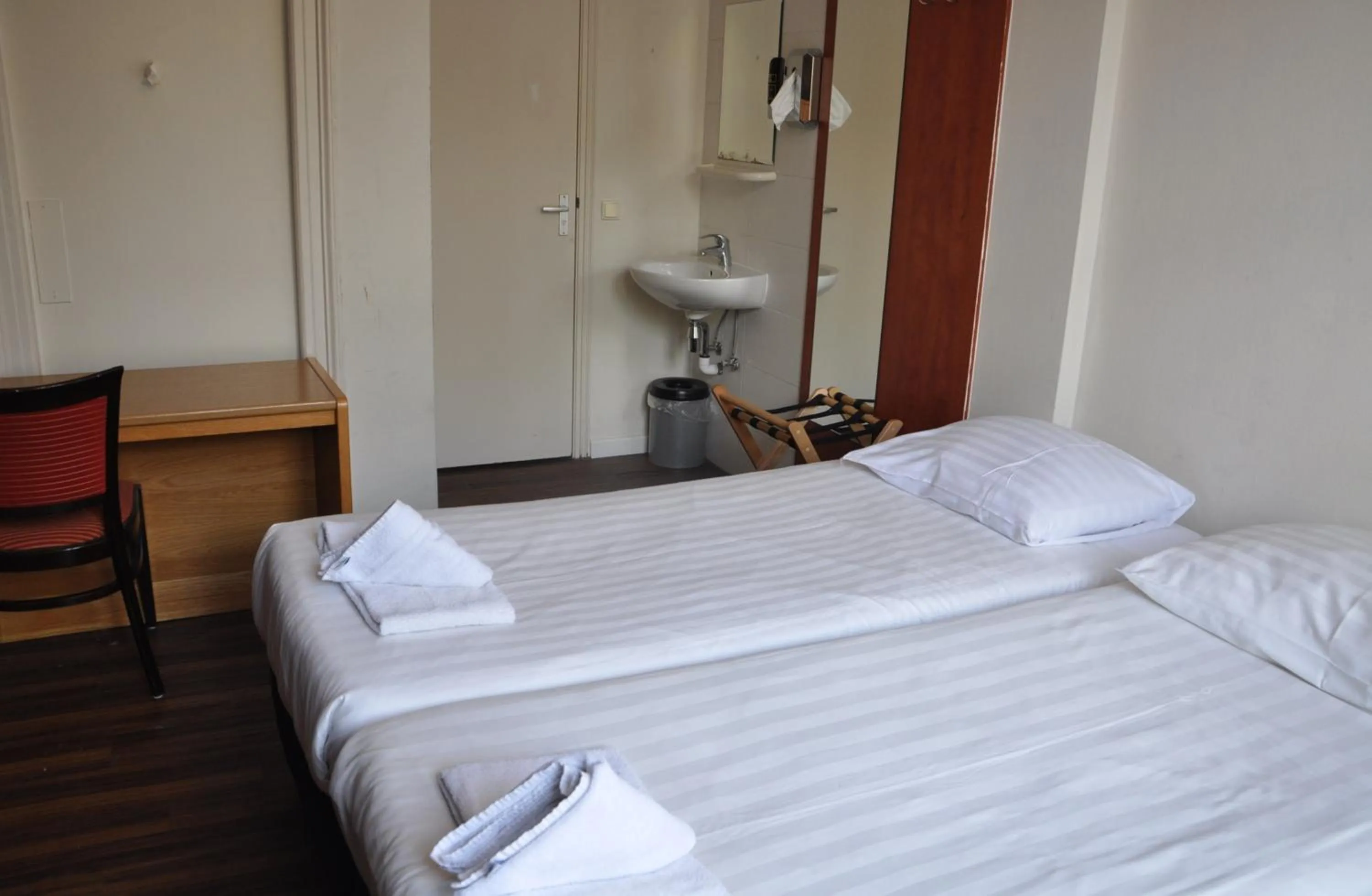 Bed in Hotel Amsterdam Inn