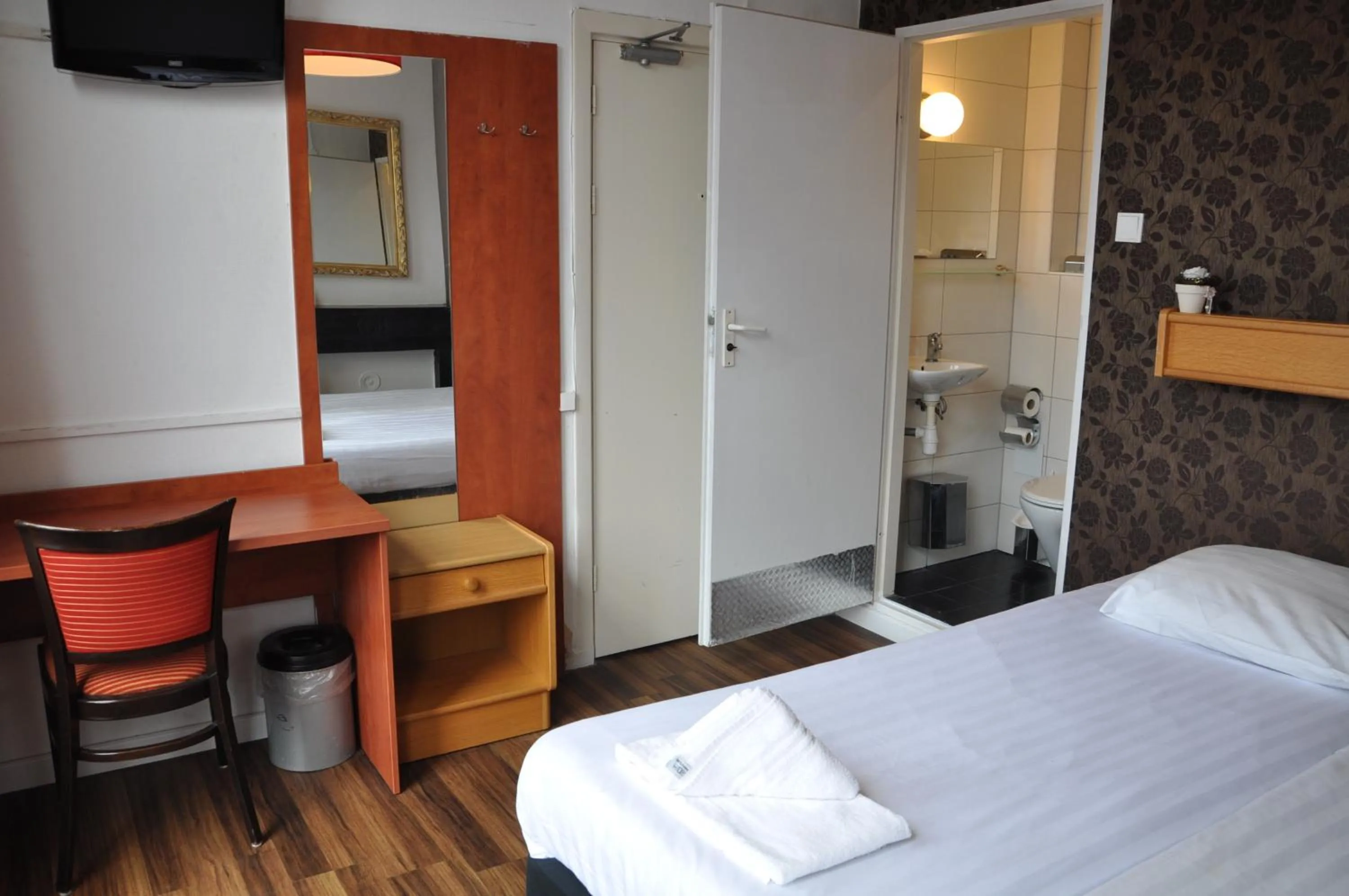 Seating area, Bed in Hotel Amsterdam Inn