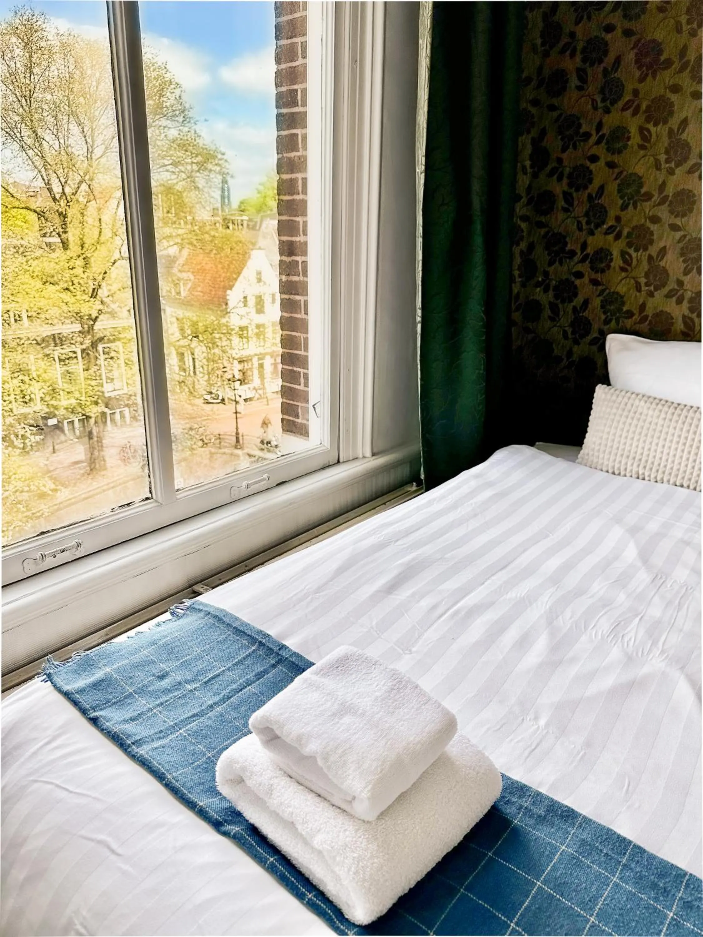 Bed in Hotel Amsterdam Inn