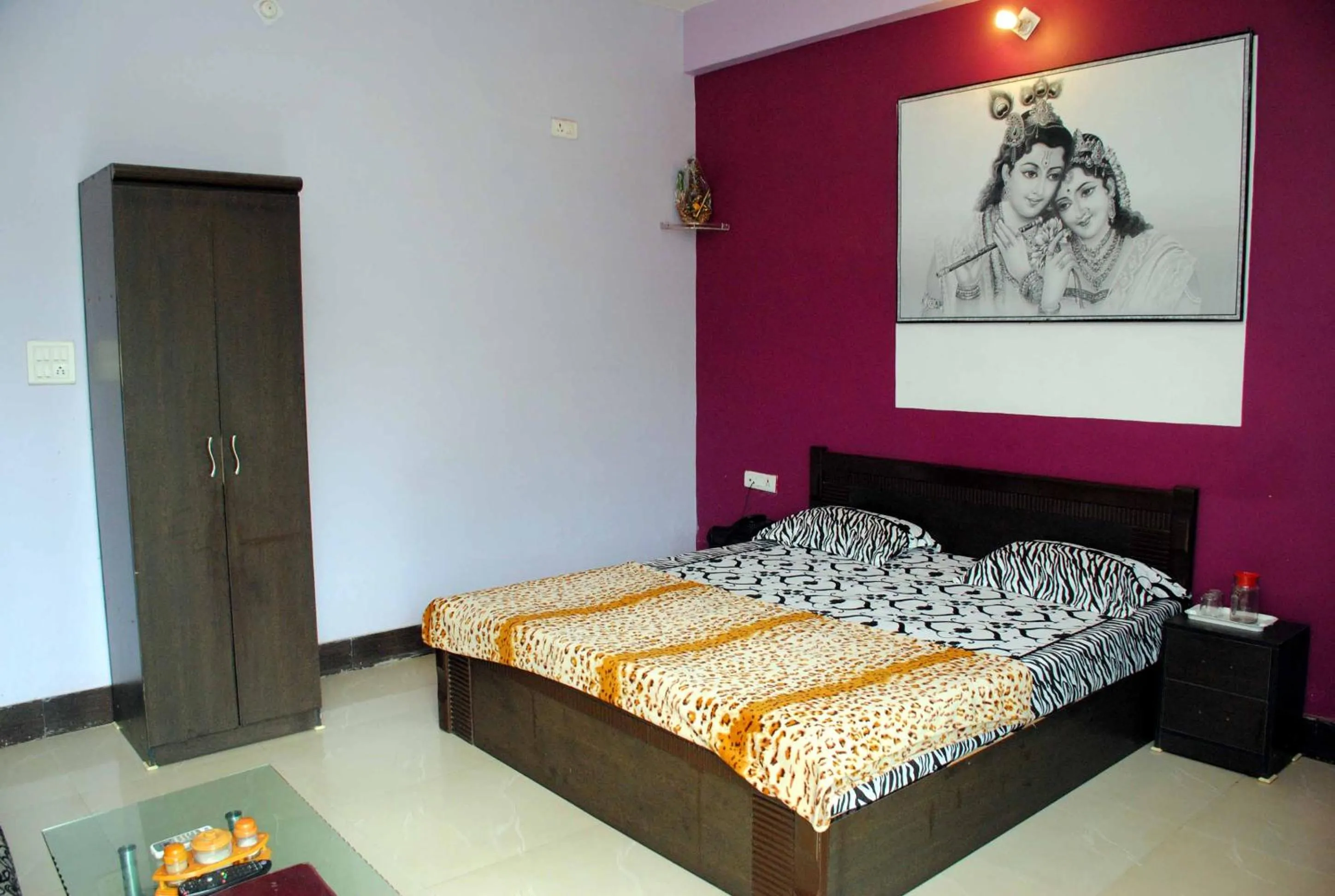 Bedroom, Bed in Hill View