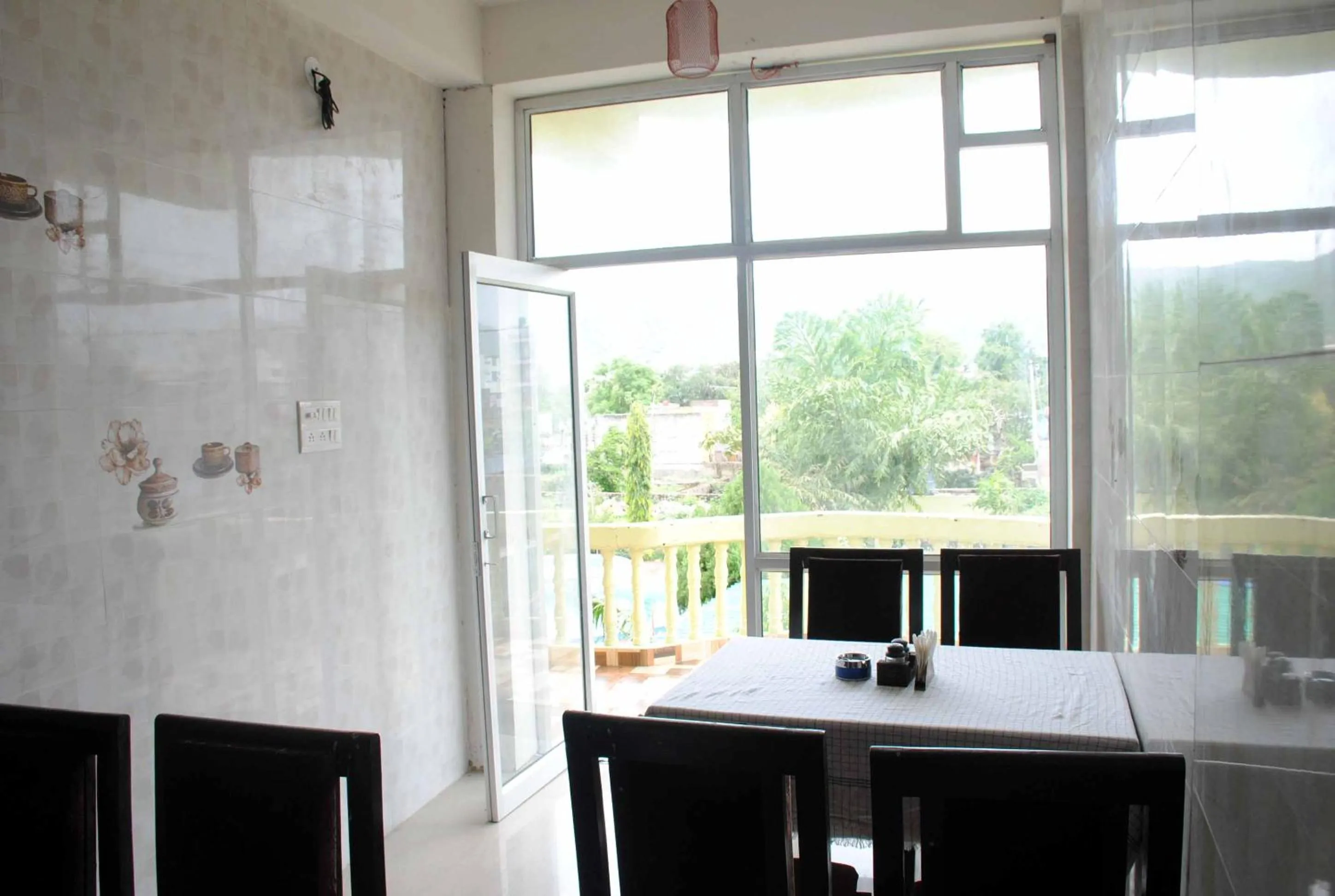 Restaurant/places to eat in Hill View