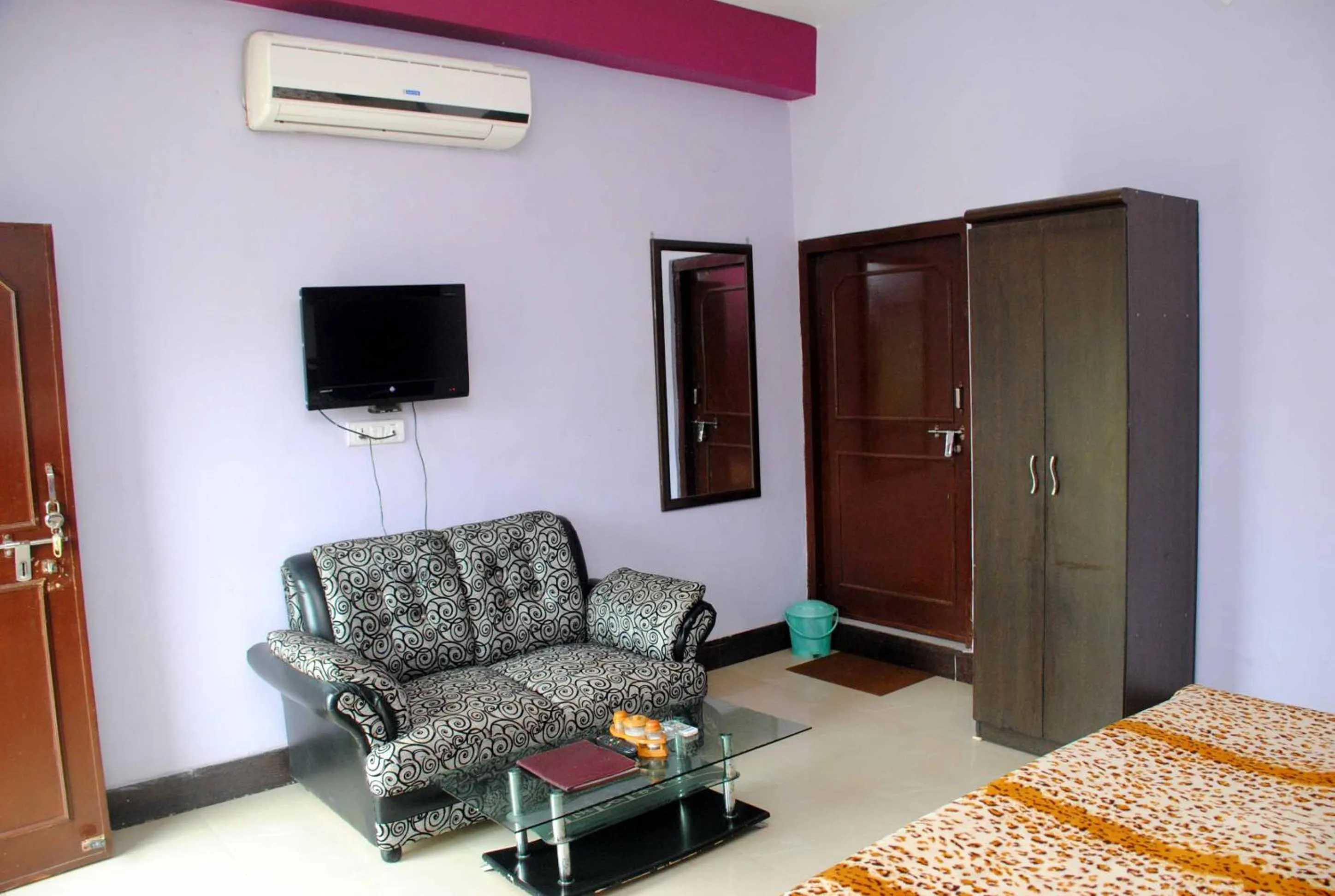 Seating area, Bed in Hill View