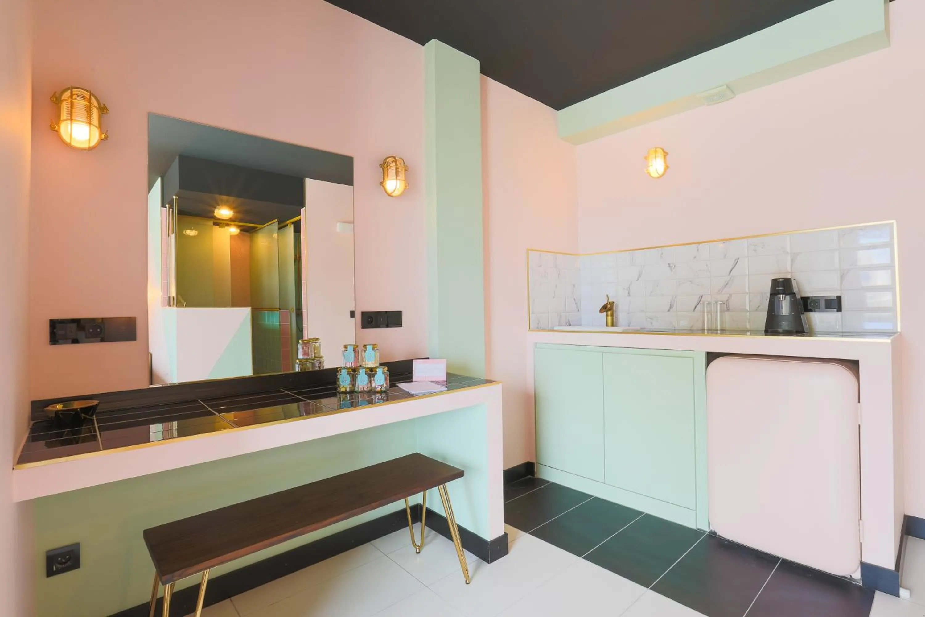 Kitchen or kitchenette in Wi-Ki-Woo Boutique Hotel